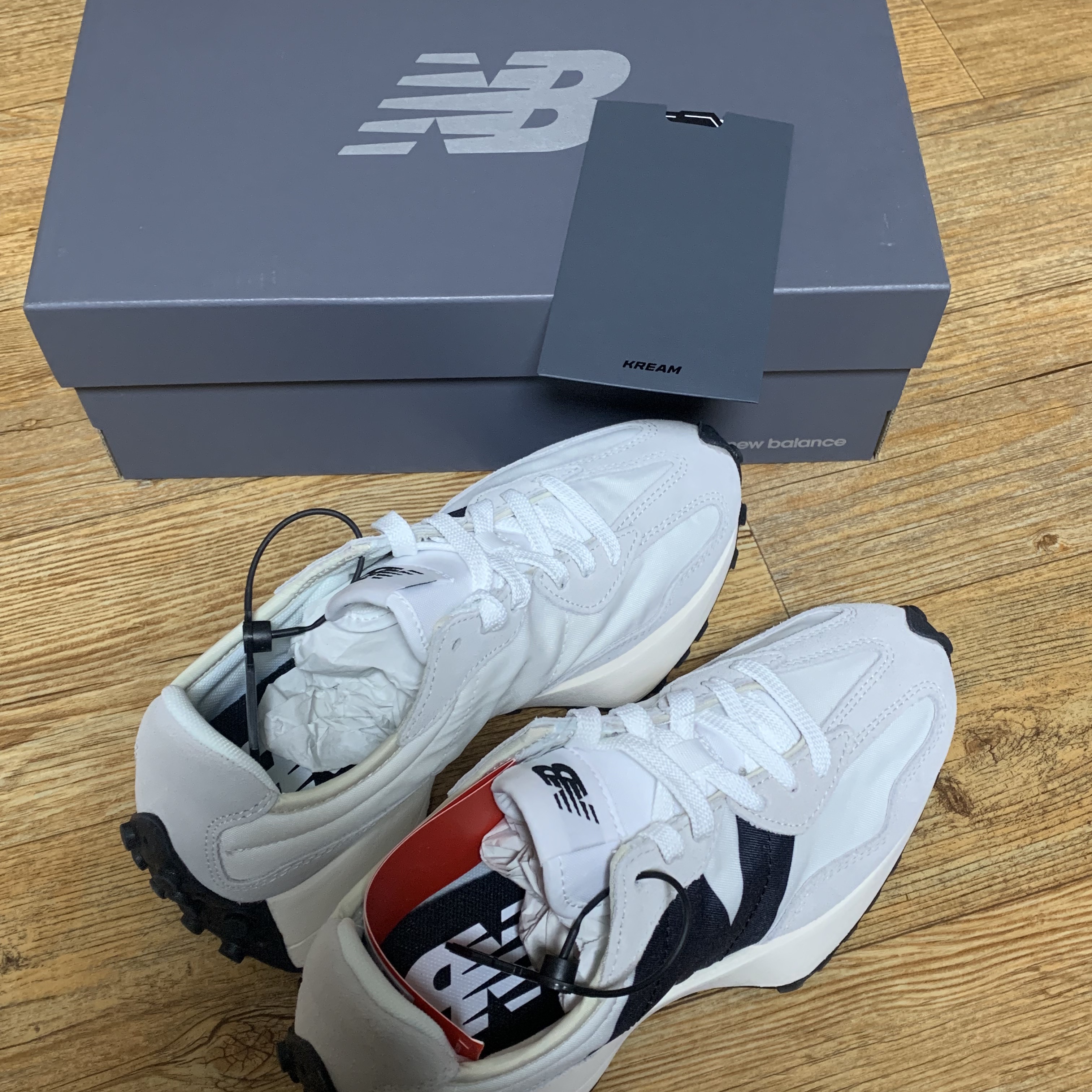 New Balance 327 White Black 착용 스타일