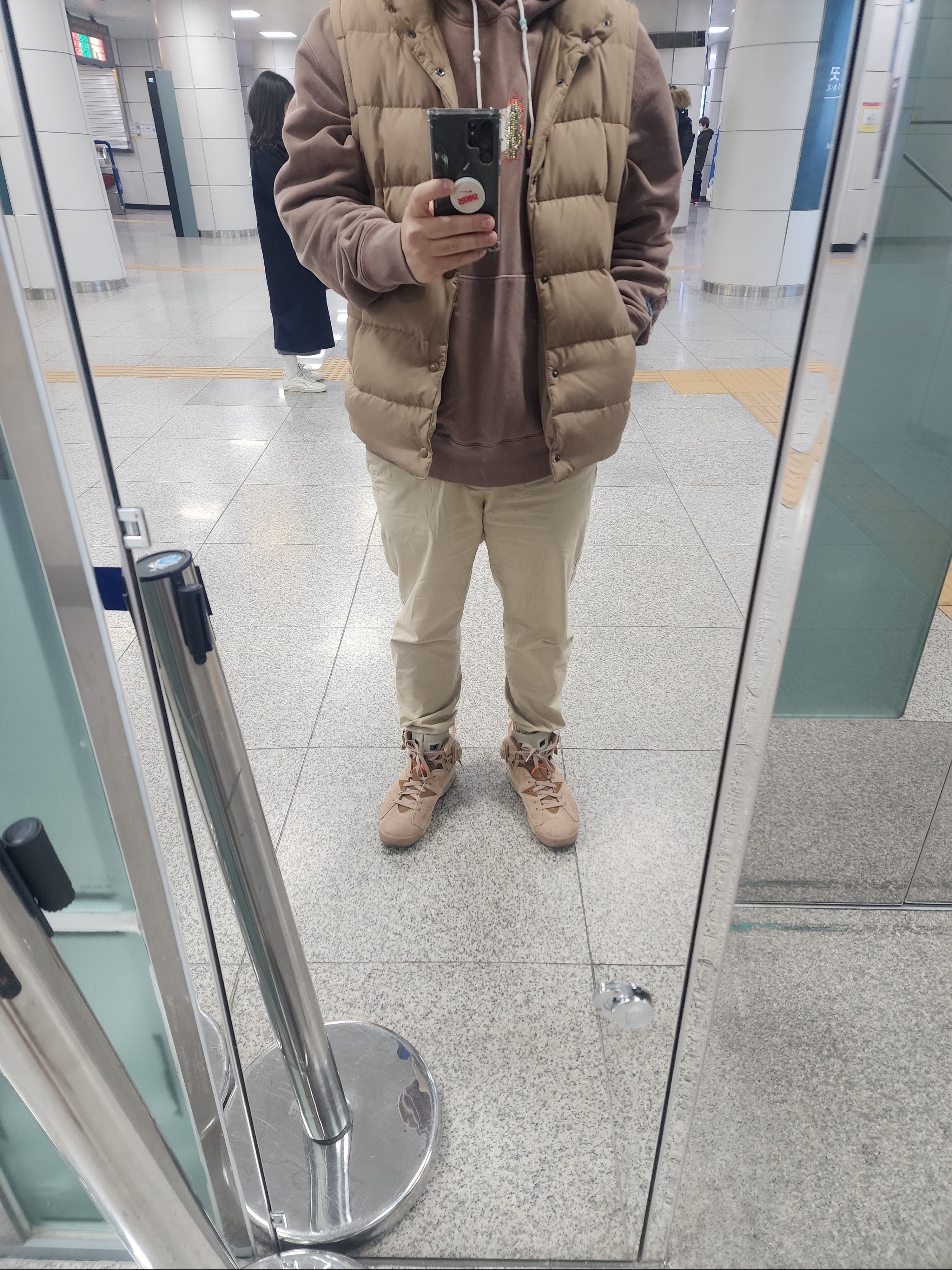 Jordan 6 x Travis Scott Retro SP British Khaki, Jordan x Travis Scott Hoodie Antique Brown - Asia 착용 스타일 - 1