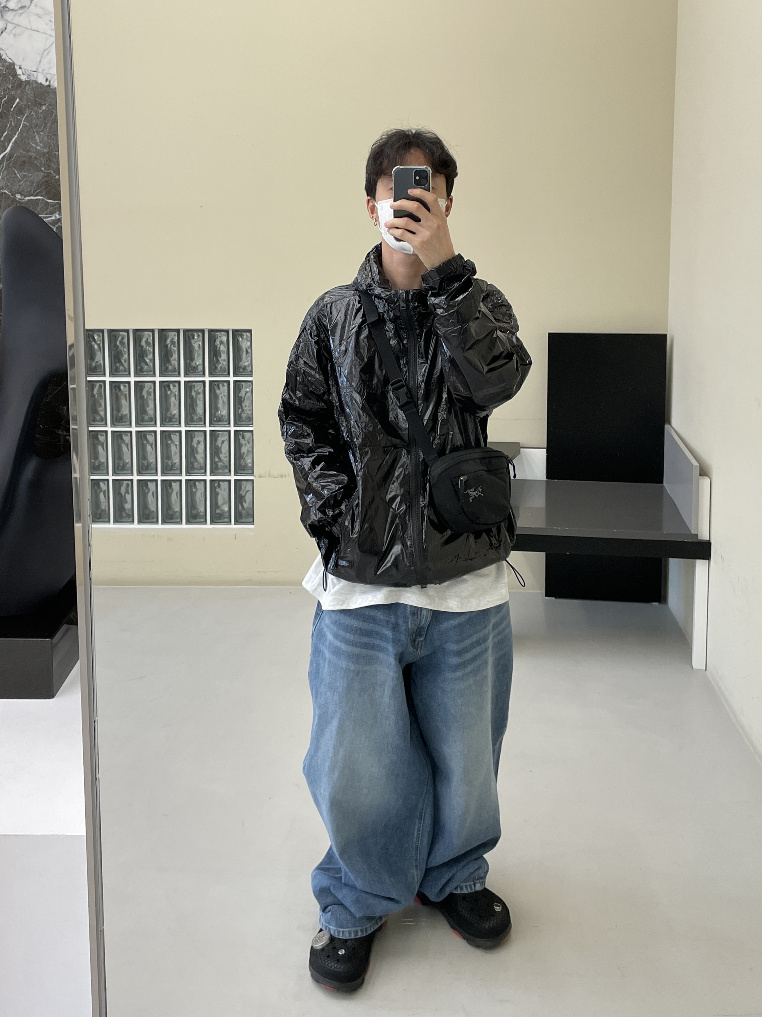 Arc'teryx Mantis 1 Waistpack Black, Crocs x Staple Classic All Terrain Clog Black 착용 스타일