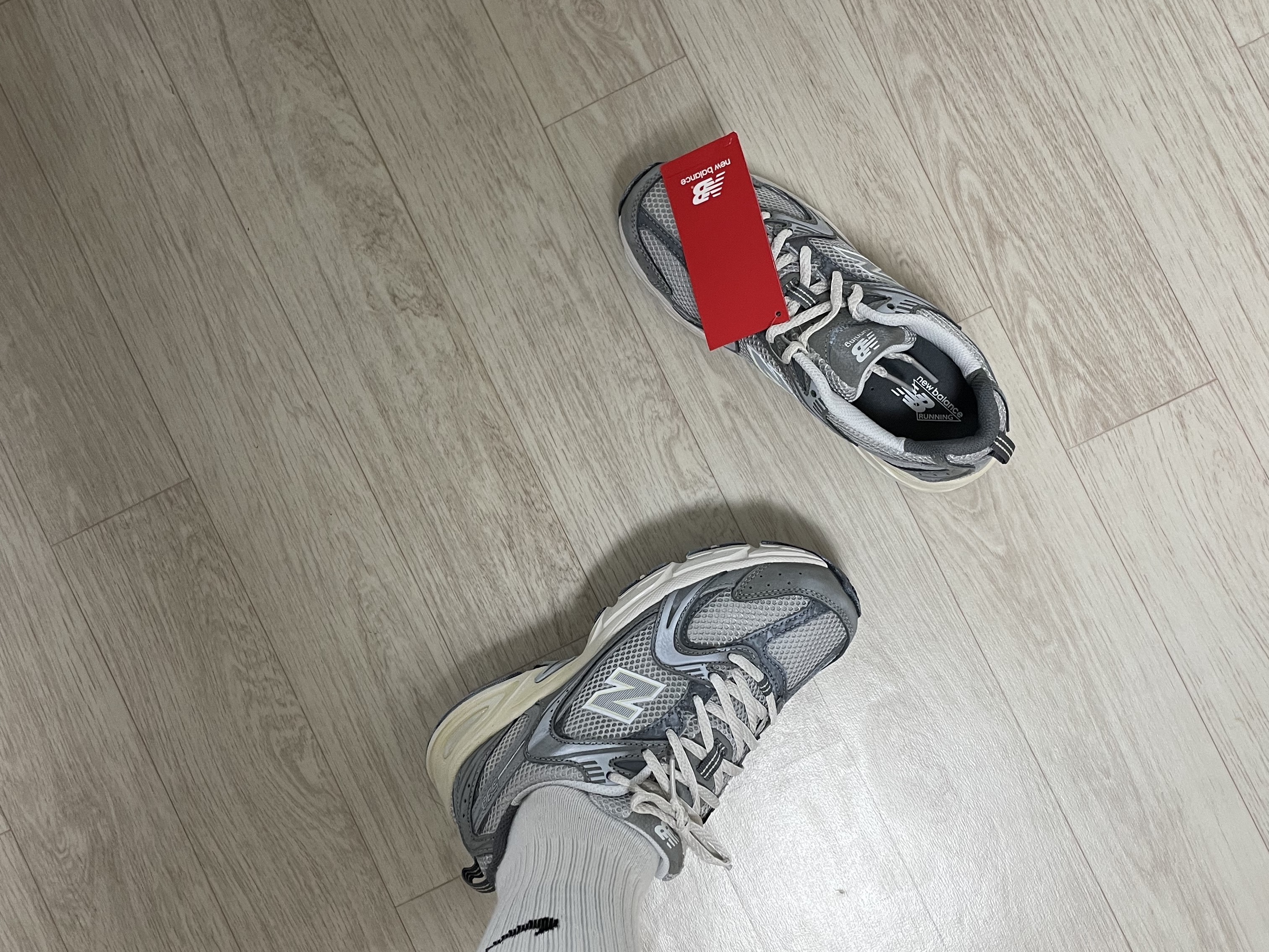 New Balance 530 Premium Vintage Grey Matter 착용 스타일 - 2