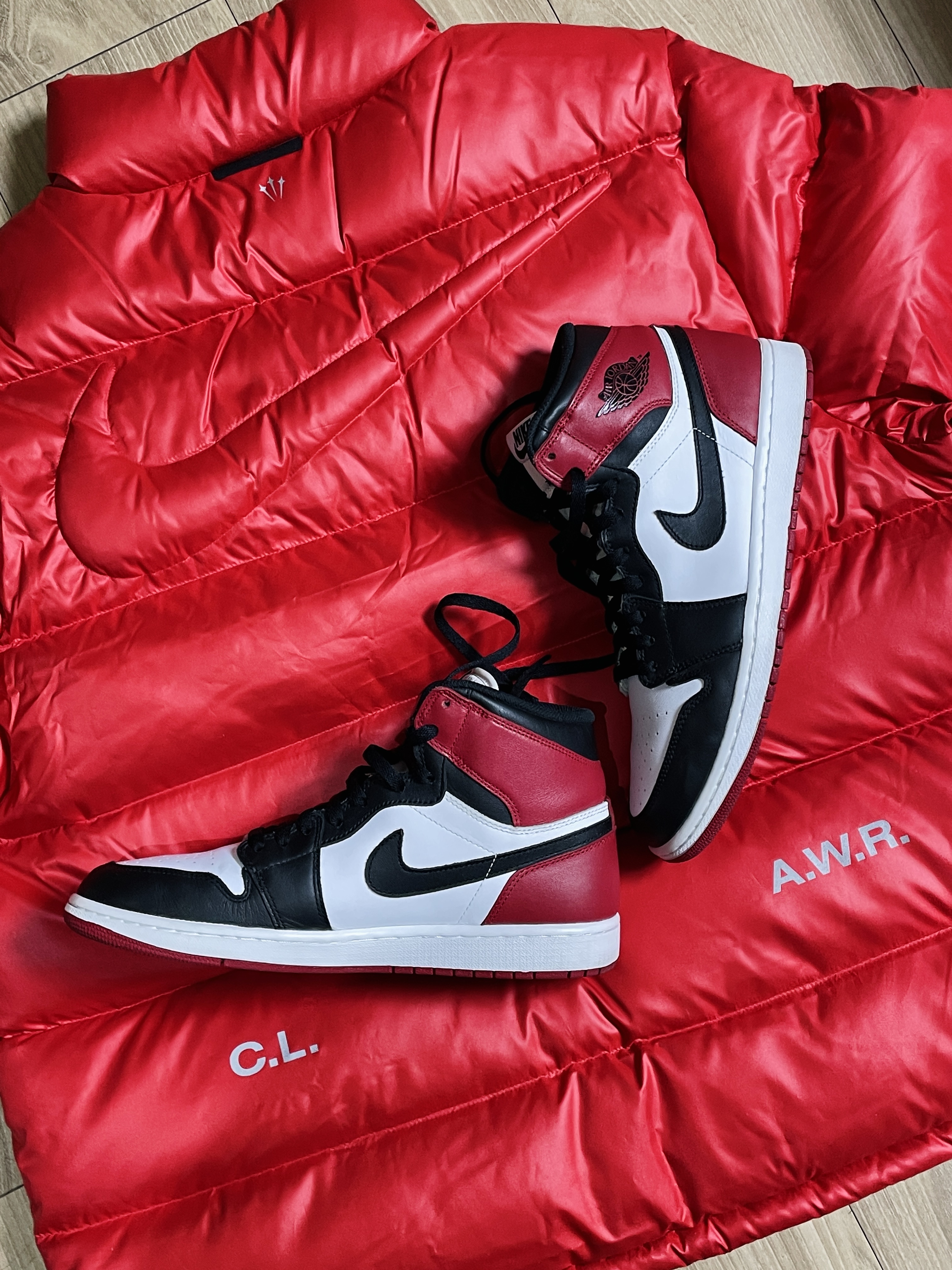 Jordan 1 Retro High OG Chicago 2022, Nike x Drake Nocta Sunset Puffer Jacket Red 착용 스타일 - 2