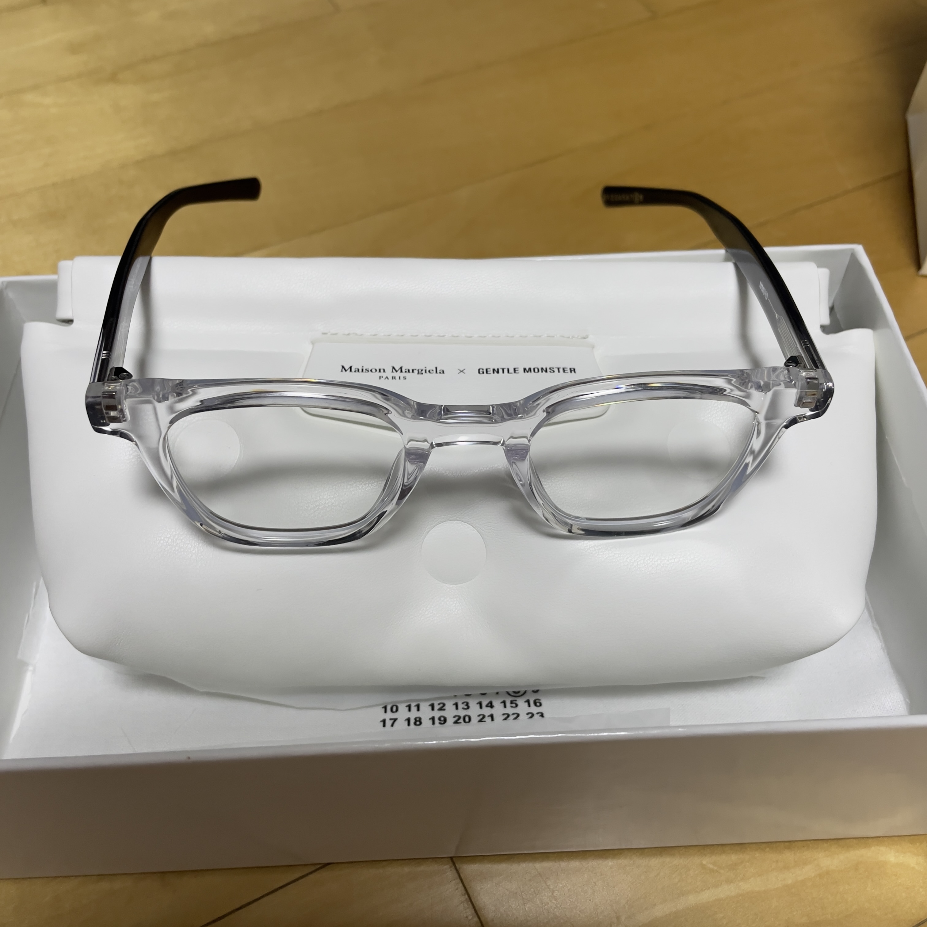 Gentle Monster x Maison Margiela MM010 Clear Black Gradient 착용 스타일 - 3
