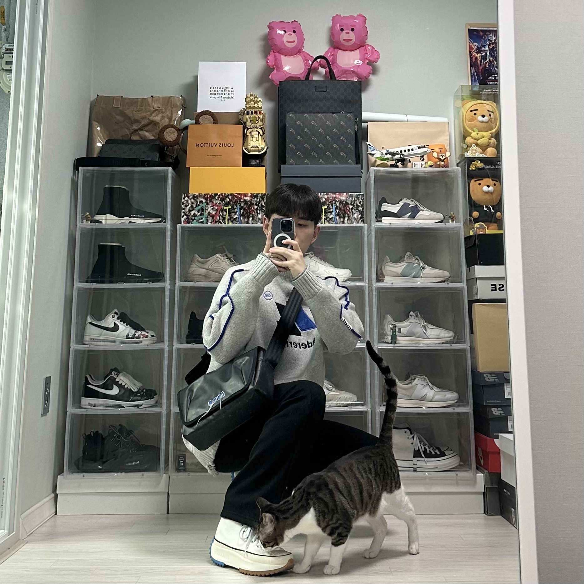 Zara x Ader Error Oversize Sweater Grey, Ader Error Trace Admore Crossbody Bag Black 착용 스타일 - 4