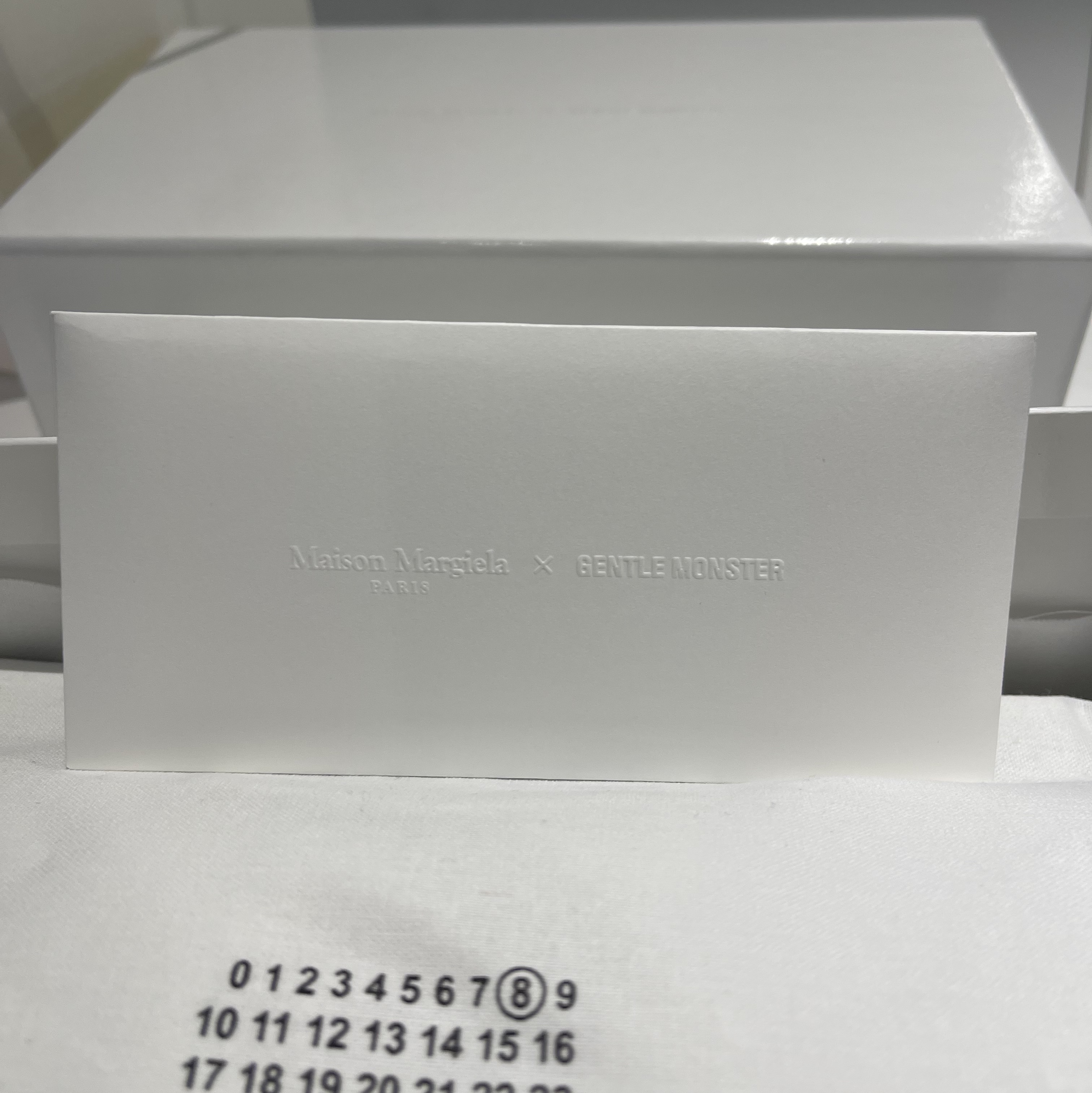 Gentle Monster x Maison Margiela MM006 Black Black 착용 스타일 - 3