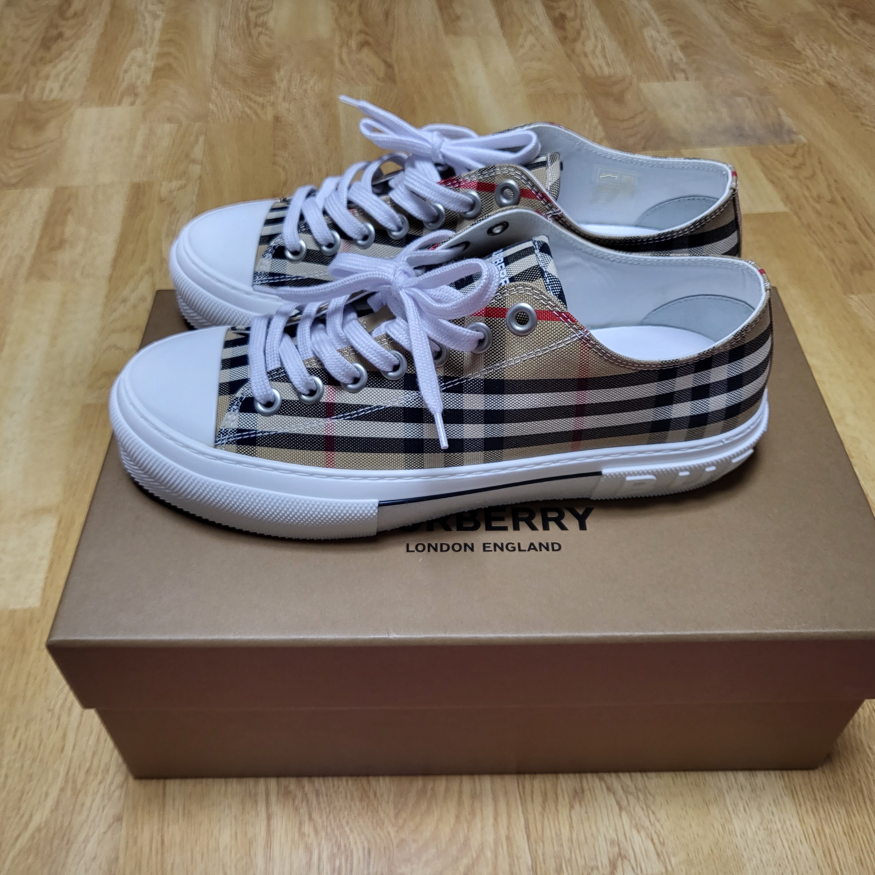 Burberry Vintage Check Cotton Sneakers Archive Beige 착용 스타일 - 2