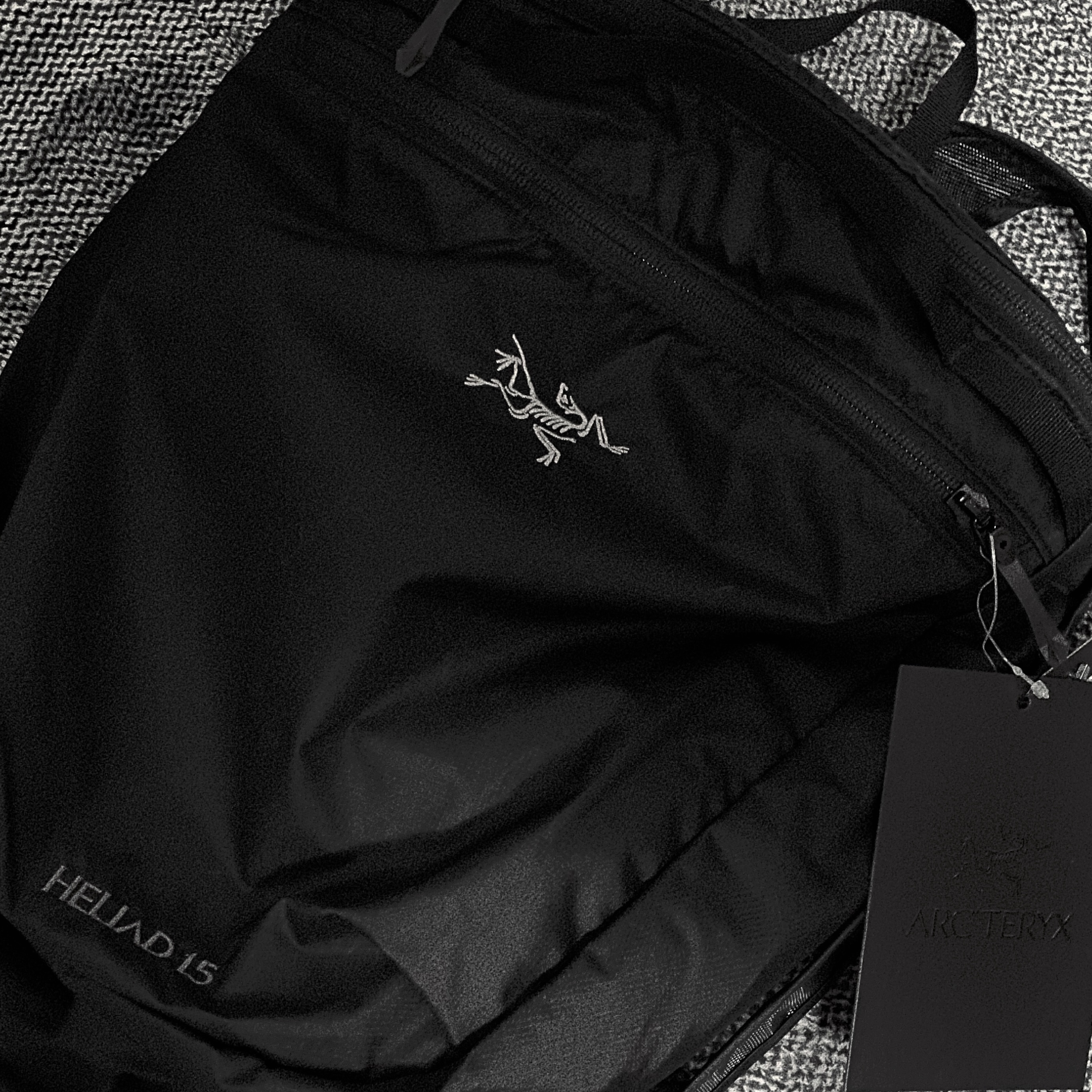 Arc'teryx Heliad 15 Backpack Black, New Balance x Taw&Toe Flip Flop Beige 착용 스타일 - 2