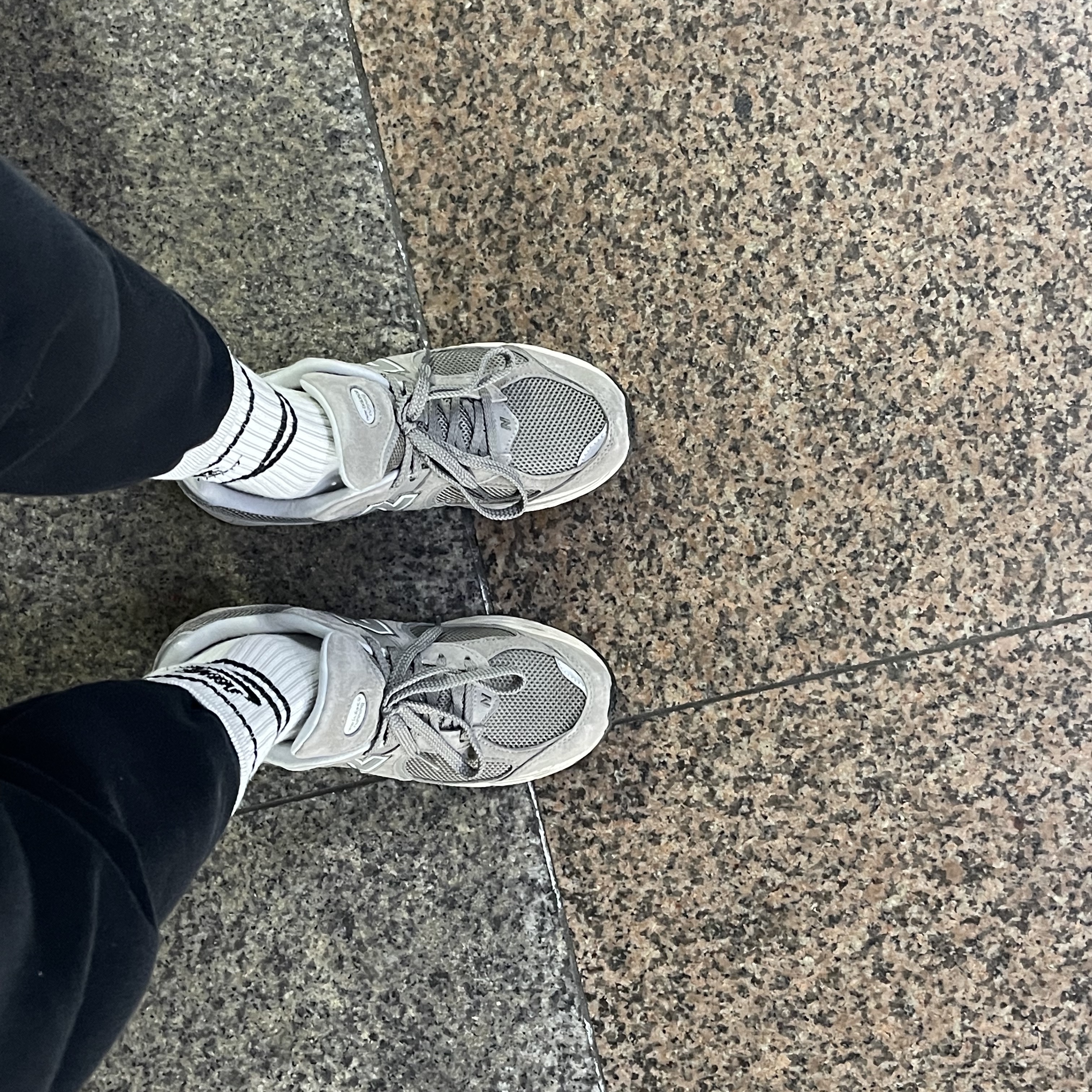 New Balance 2002R Grey 착용 스타일