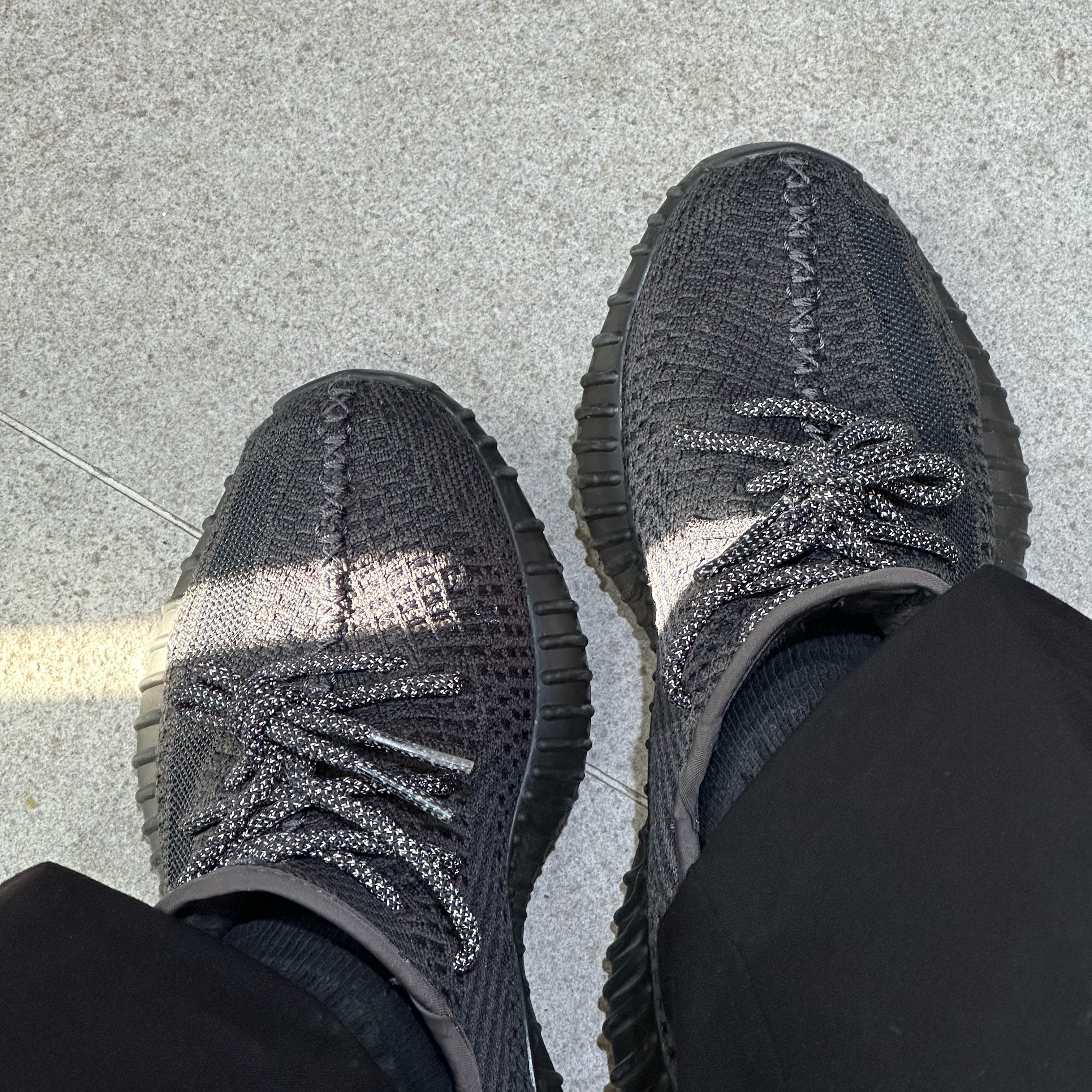 Adidas Yeezy Boost 350 V2 Black - Non-Reflective 착용 스타일