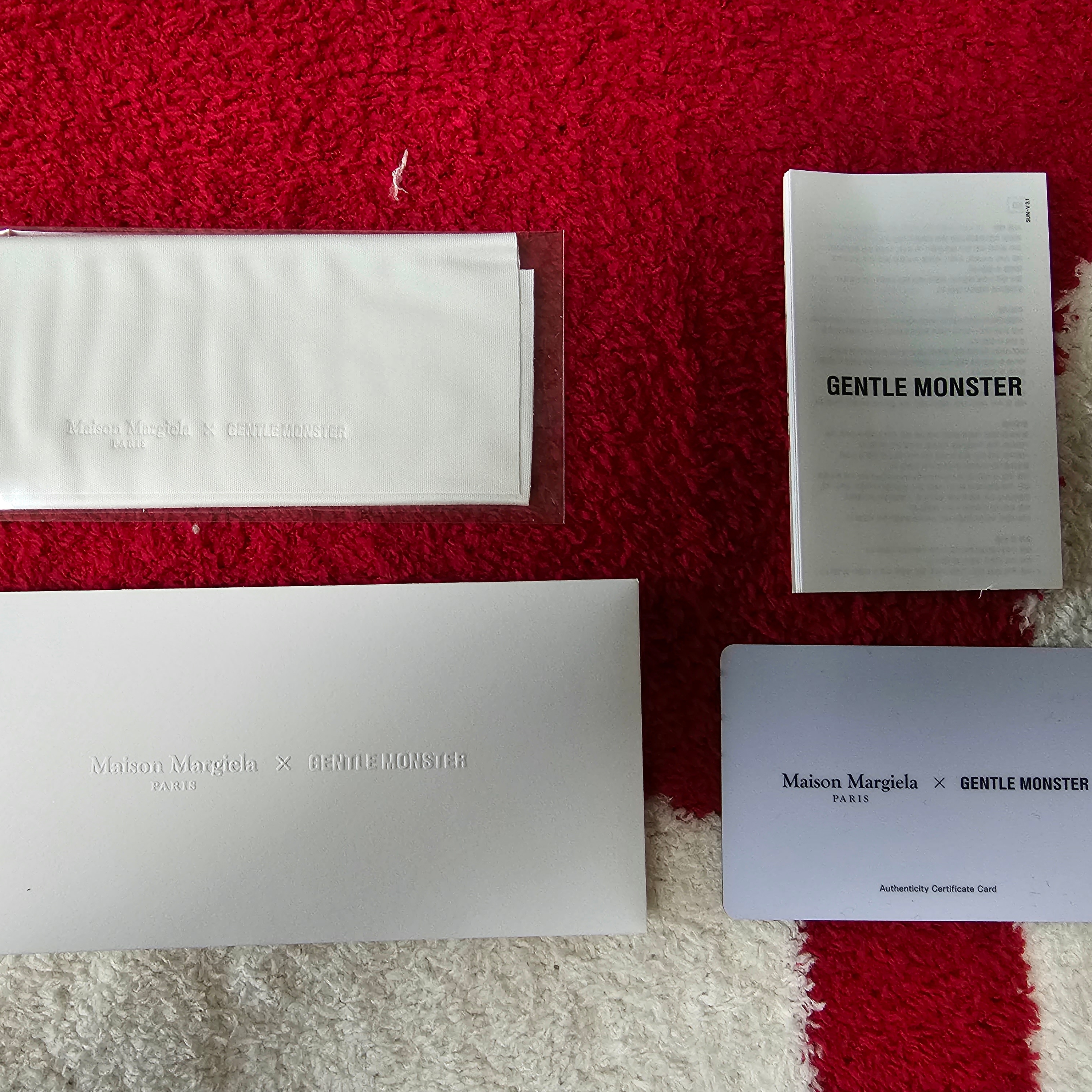 Gentle Monster x Maison Margiela MM004 Black Black 착용 스타일 - 3