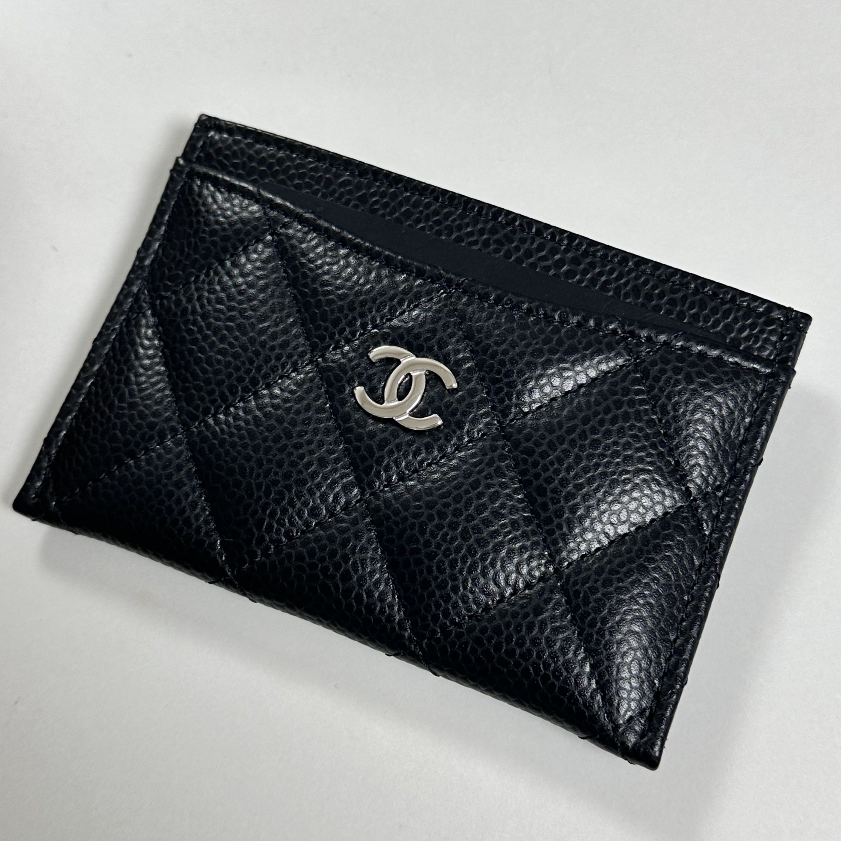Chanel Classic Card Holder Grained Calfskin & Silver Black 착용 스타일