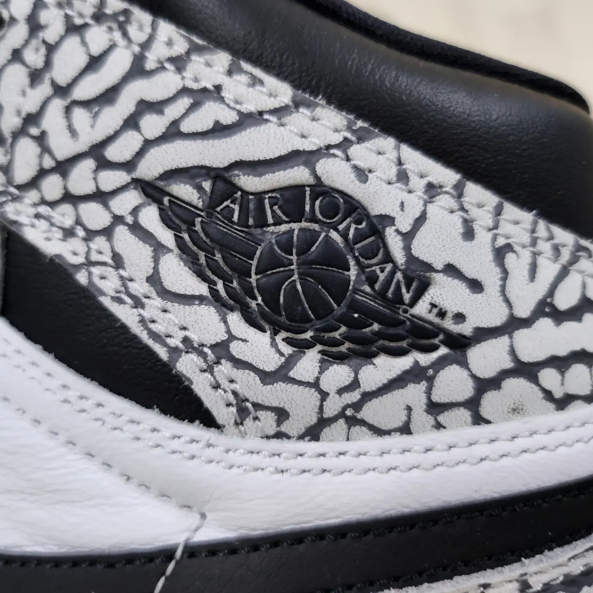 Jordan 1 Retro High OG White Cement 착용 스타일 - 3