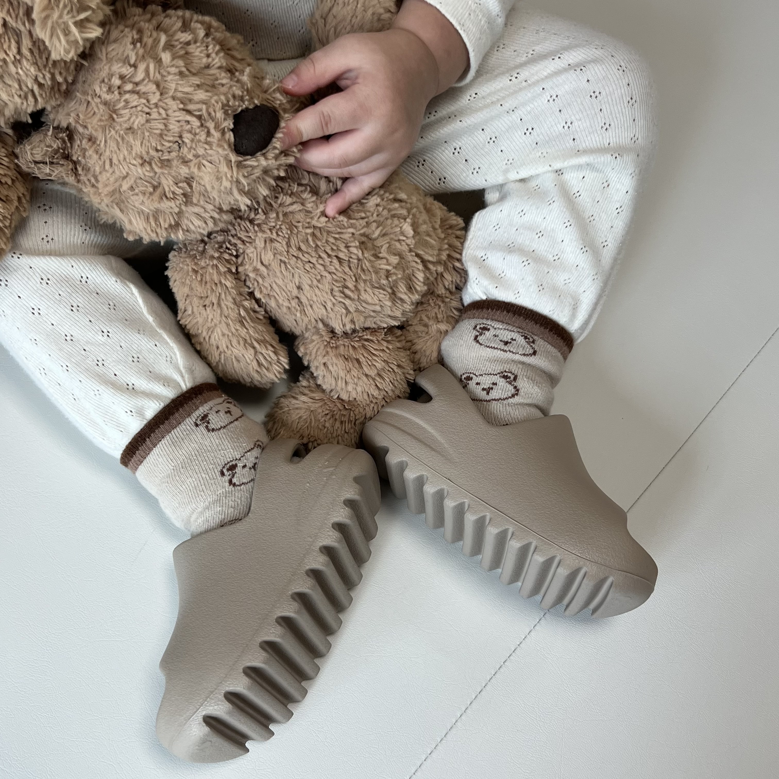 (Infant) Adidas Yeezy Slide Pure - Re-Release Ver. 착용 스타일 - 2