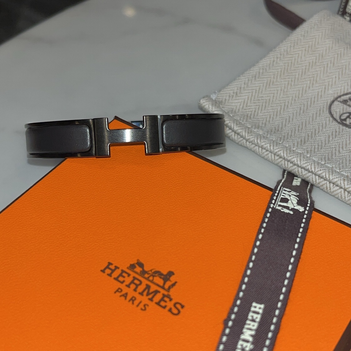 Hermes Clic HH Bracelet So Black & Noir Mat 착용 스타일