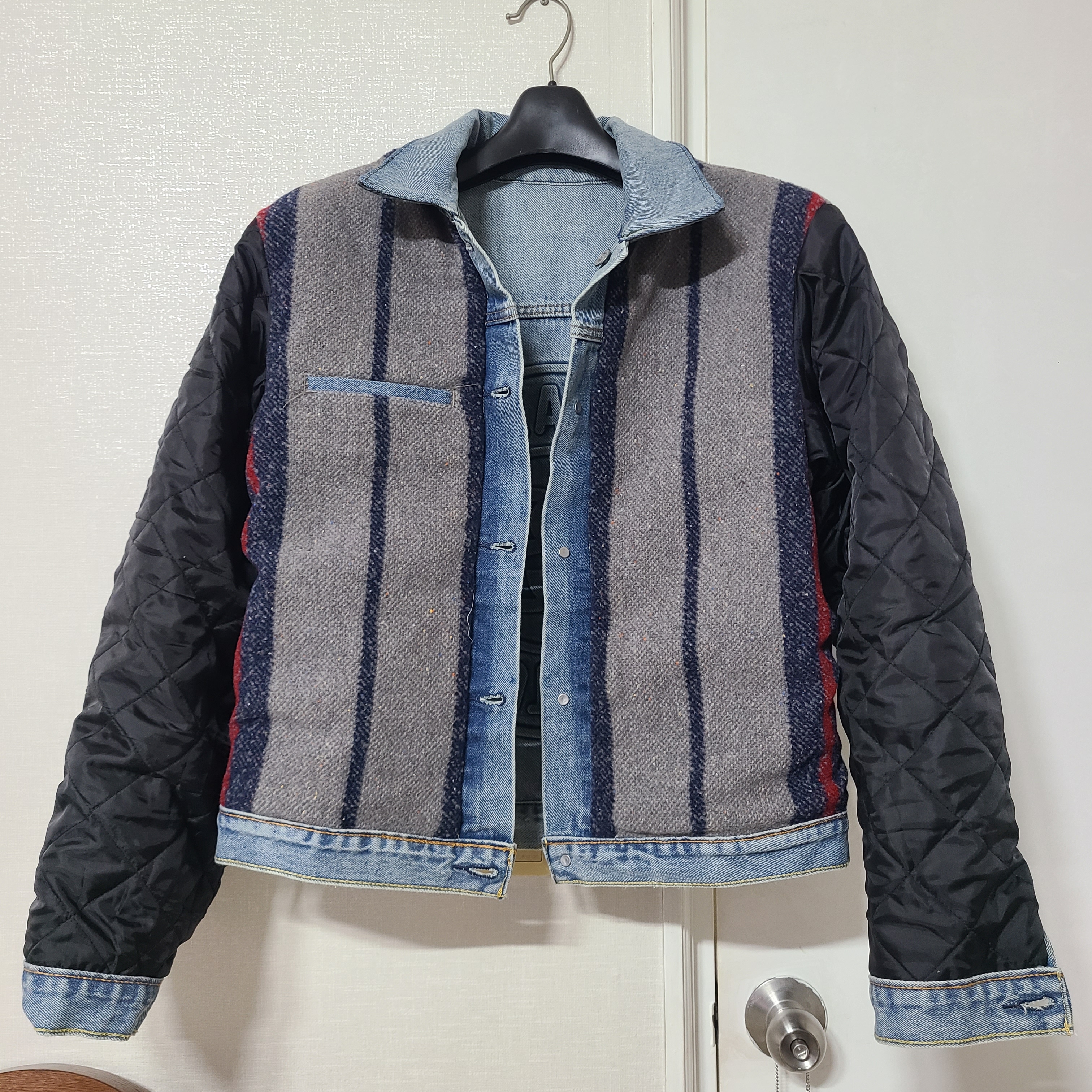 Stussy x Levi's Embossed Trucker Jacket Indigo 착용 스타일 - 4