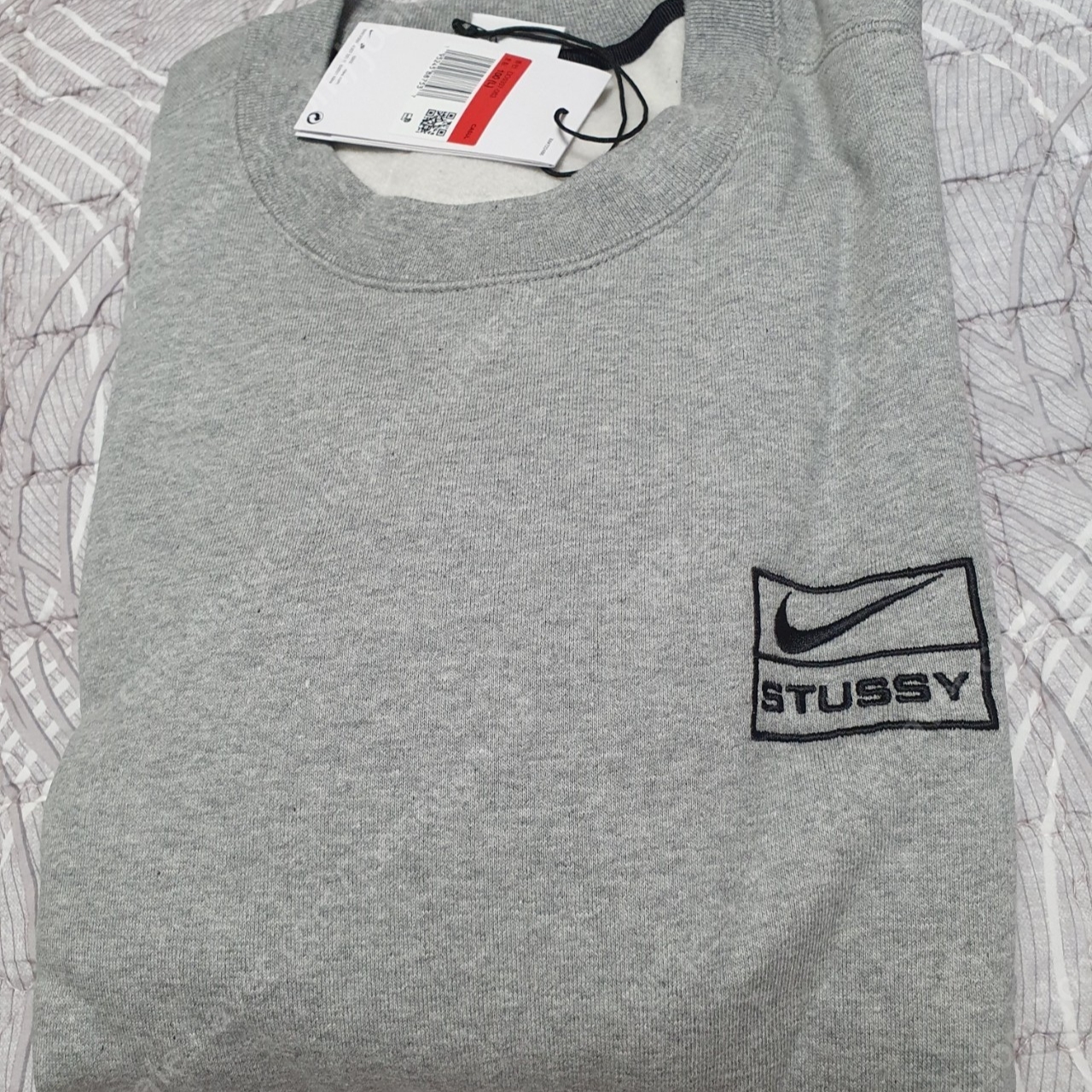 Nike x Stussy NRG Fleece Crewneck Dark Grey Heather (DO9337-063), Nike x Stussy NRG Washed Fleece Pants Black (DO5296-010) 착용 스타일 - 1