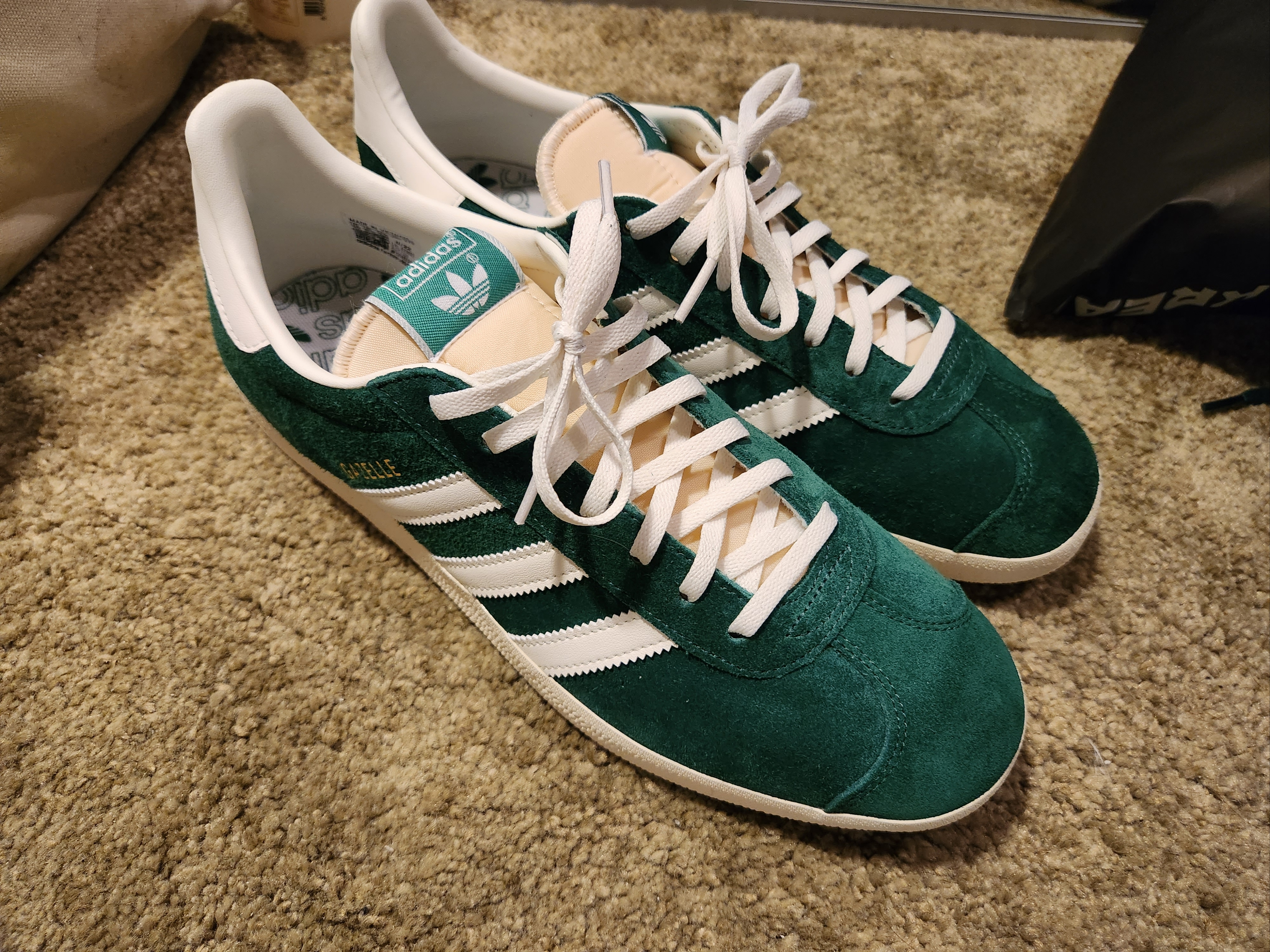 Adidas Gazelle Dark Green Cream White 착용 스타일 - 1