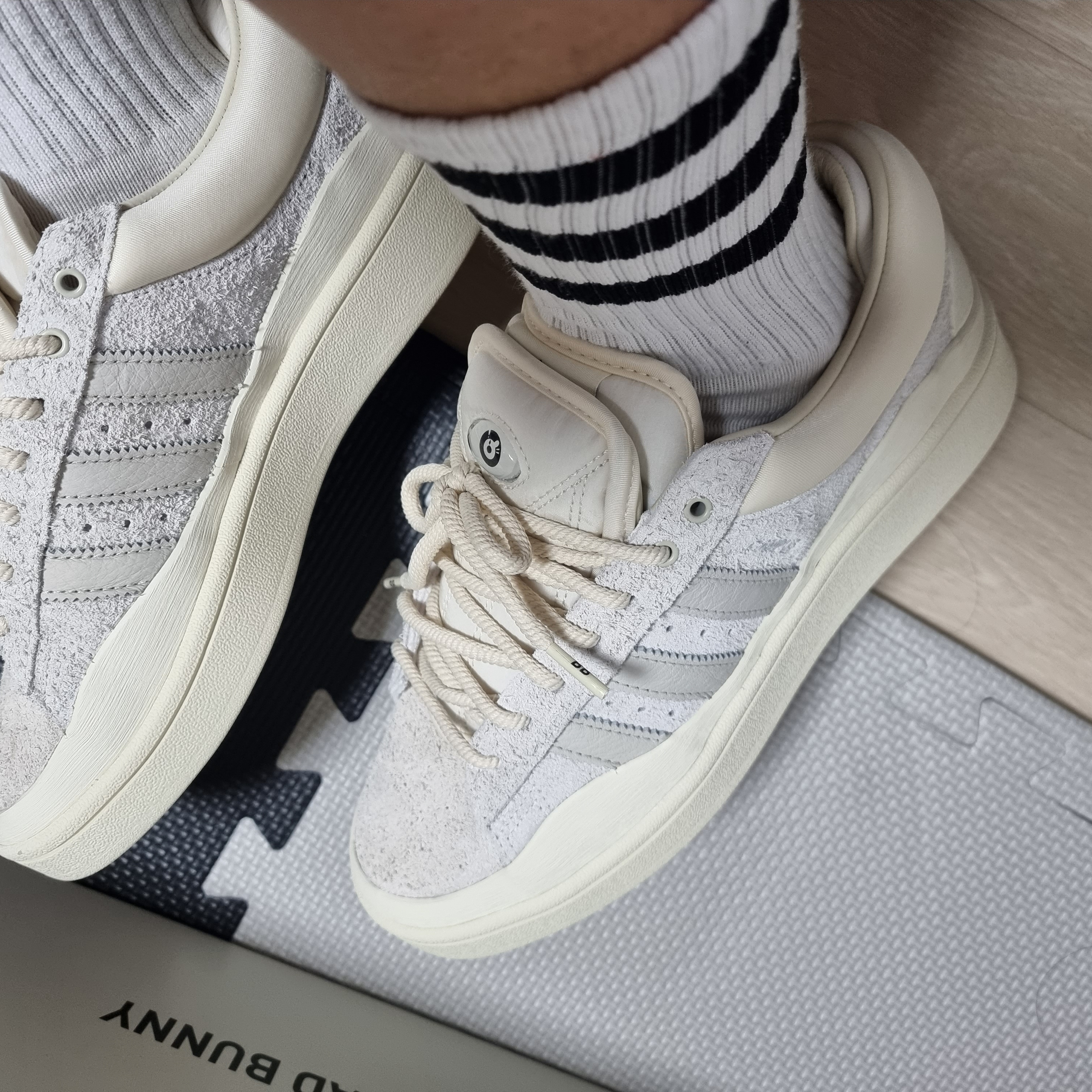 Adidas x Bad Bunny Campus Light Cloud White 착용 스타일 - 3