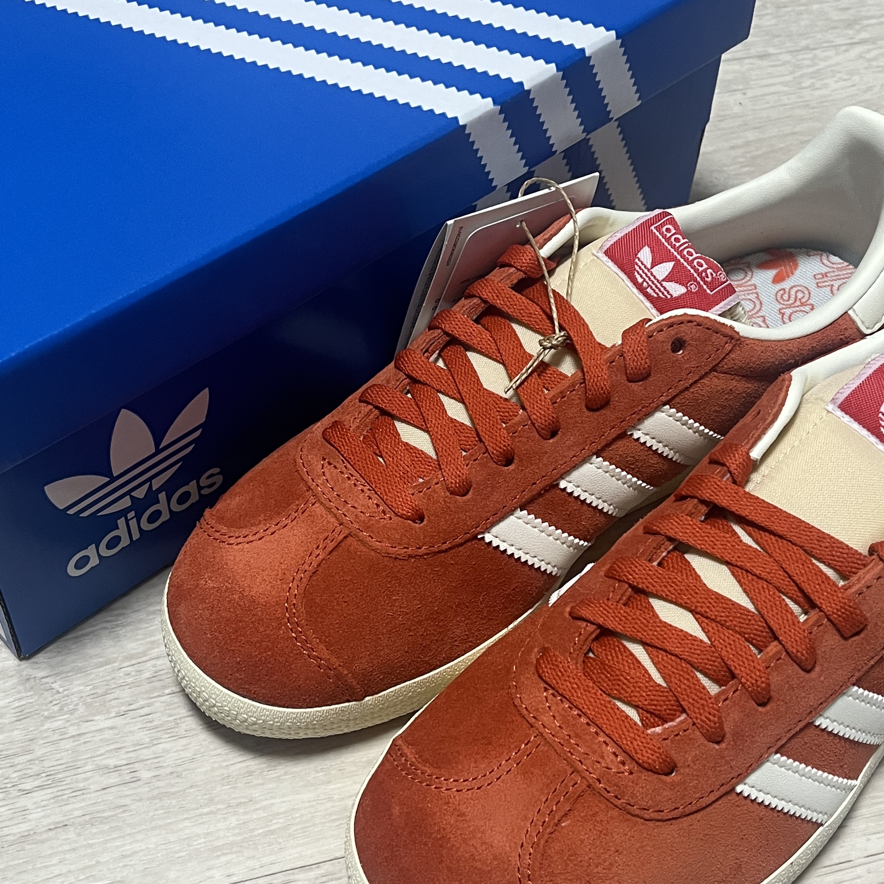 Adidas Gazelle Preloved Red Off White 착용 스타일 - 2