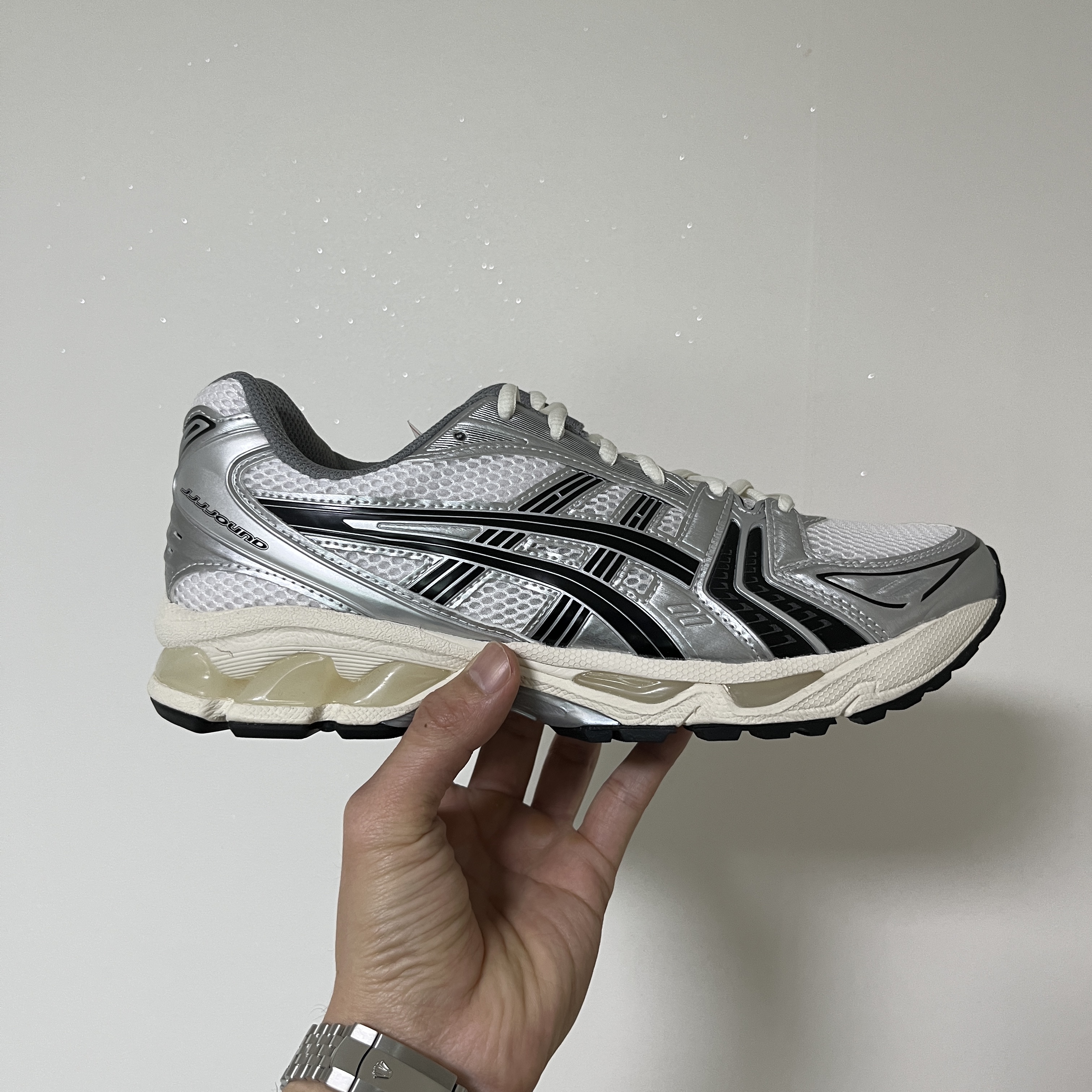 Asics x JJJJound Gel-Kayano 14 Silver Black 착용 스타일 - 1