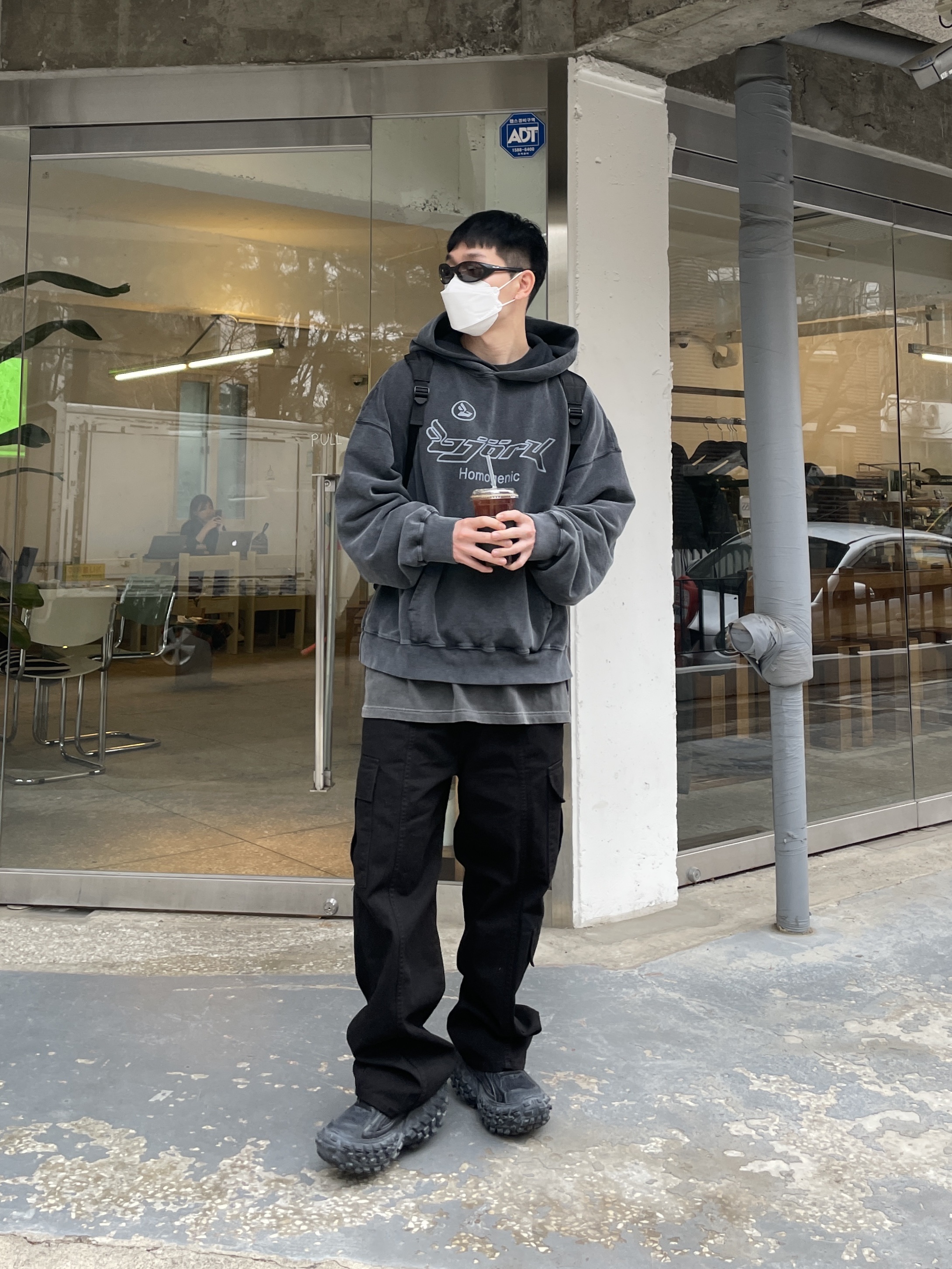 Balenciaga Defender Sneakers Black 착용 스타일 - 1