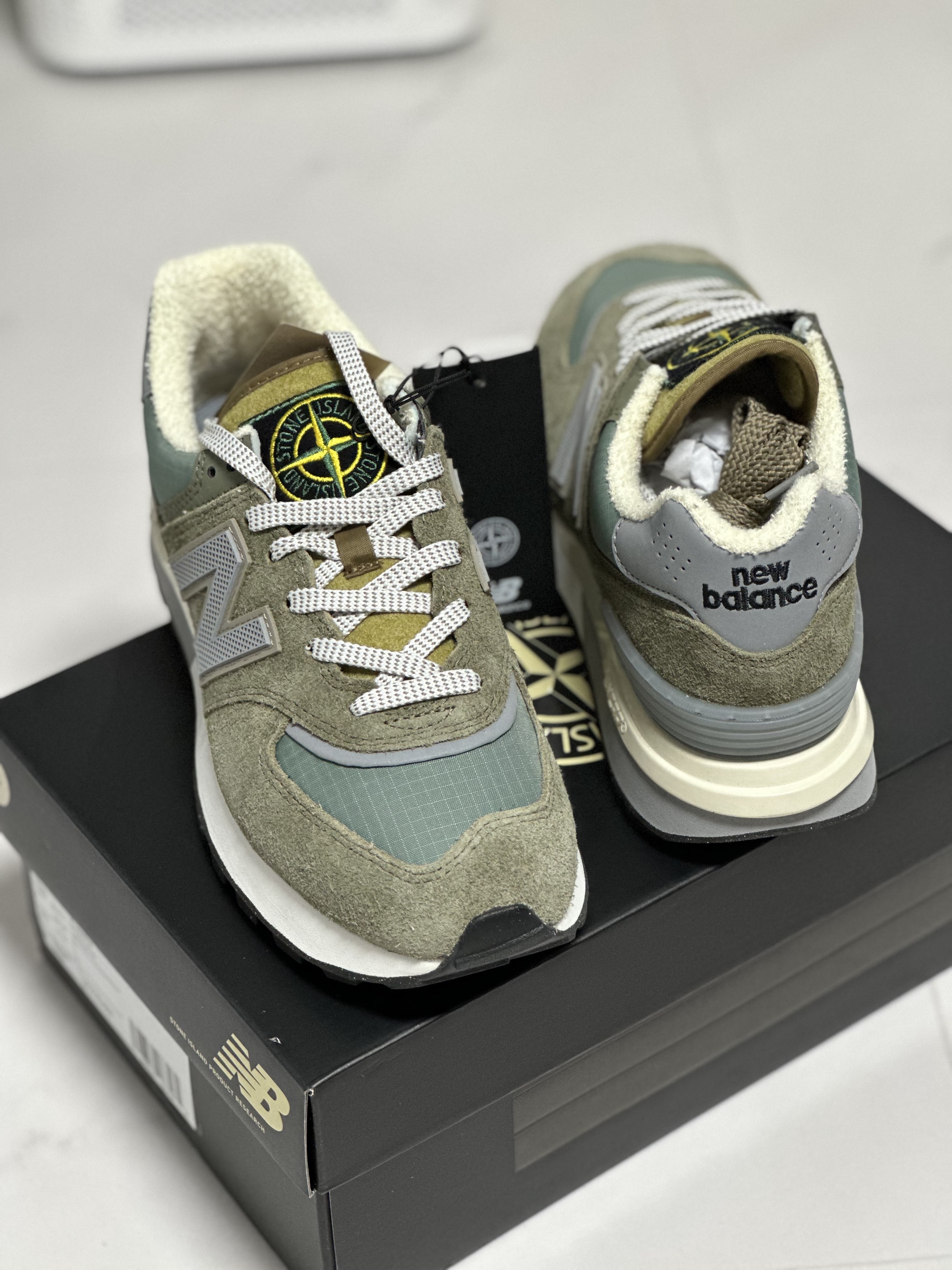 New Balance x Stone Island 574 Legacy Green 착용 스타일 - 5