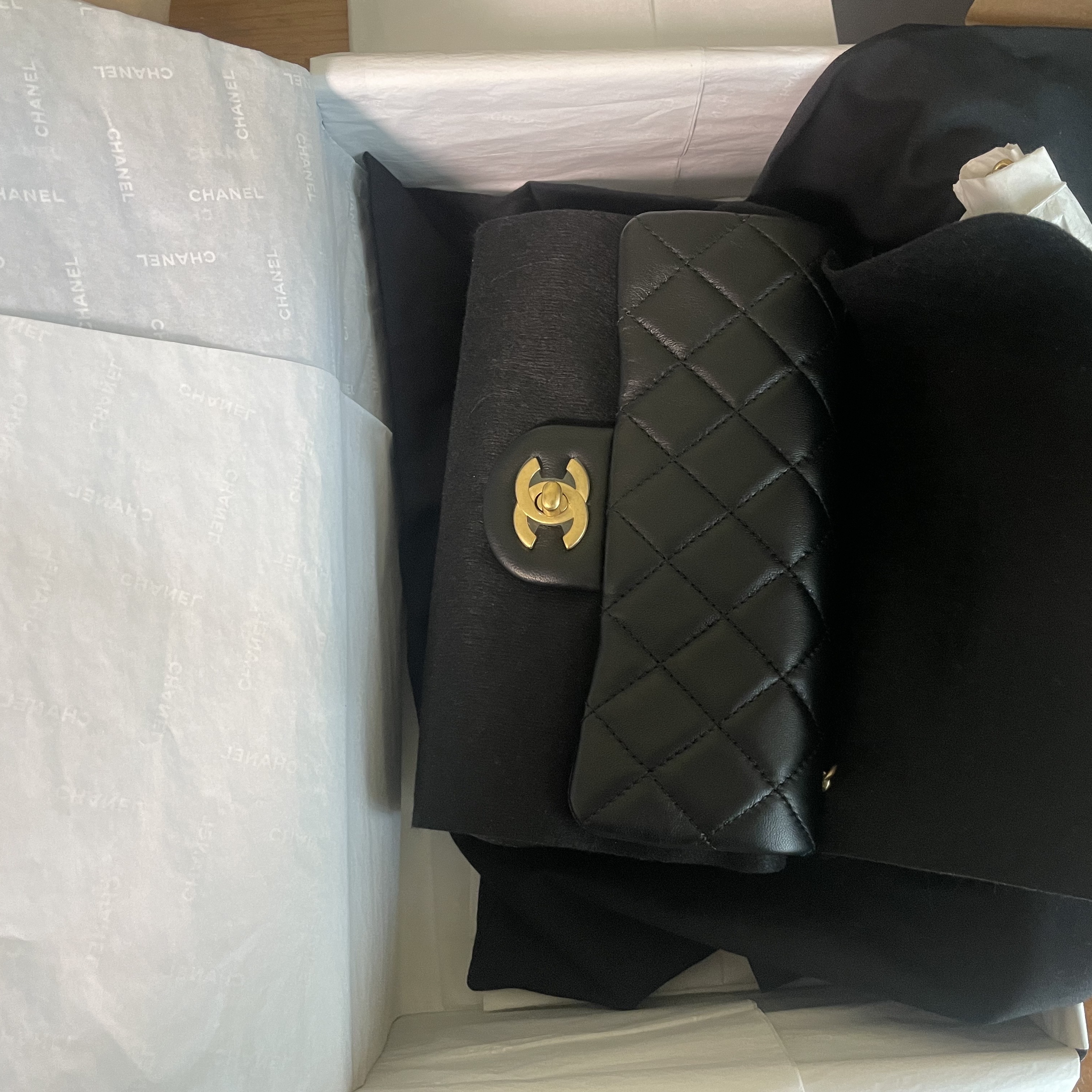 Chanel Flap Bag Lambskin & Gold Black 착용 스타일 - 1