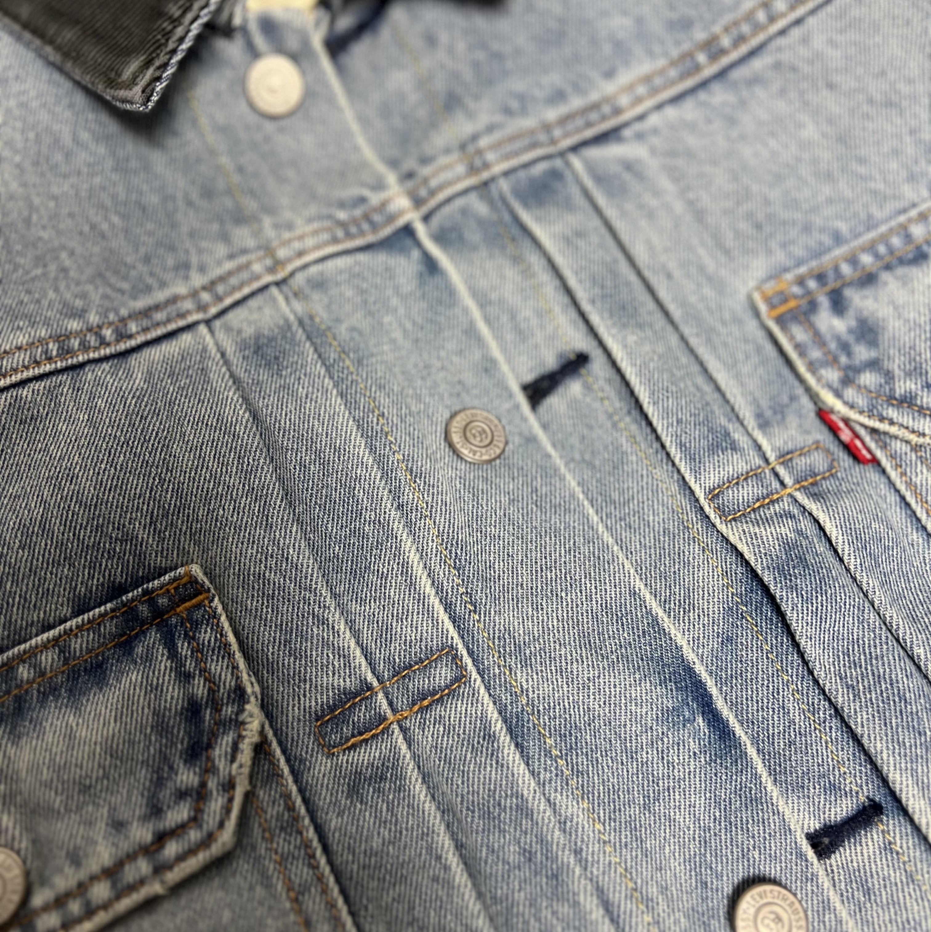 Stussy x Levi's Embossed Trucker Jacket Indigo 착용 스타일 - 2