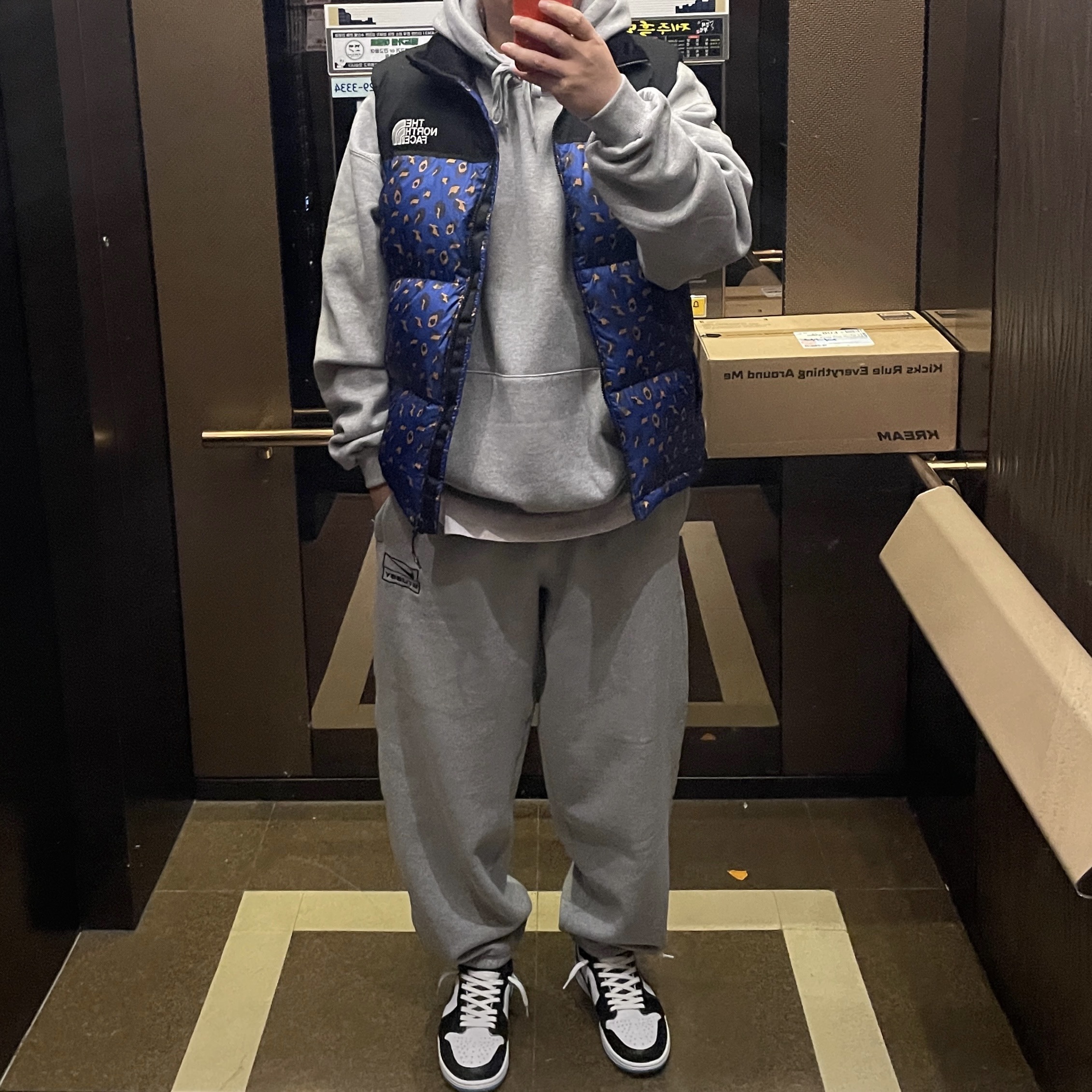 Jordan 1 Retro Low OG Black and Dark Powder Blue, Nike x Stussy NRG Fleece Pants Dark Grey Heather (DO9340-063) 착용 스타일 - 2