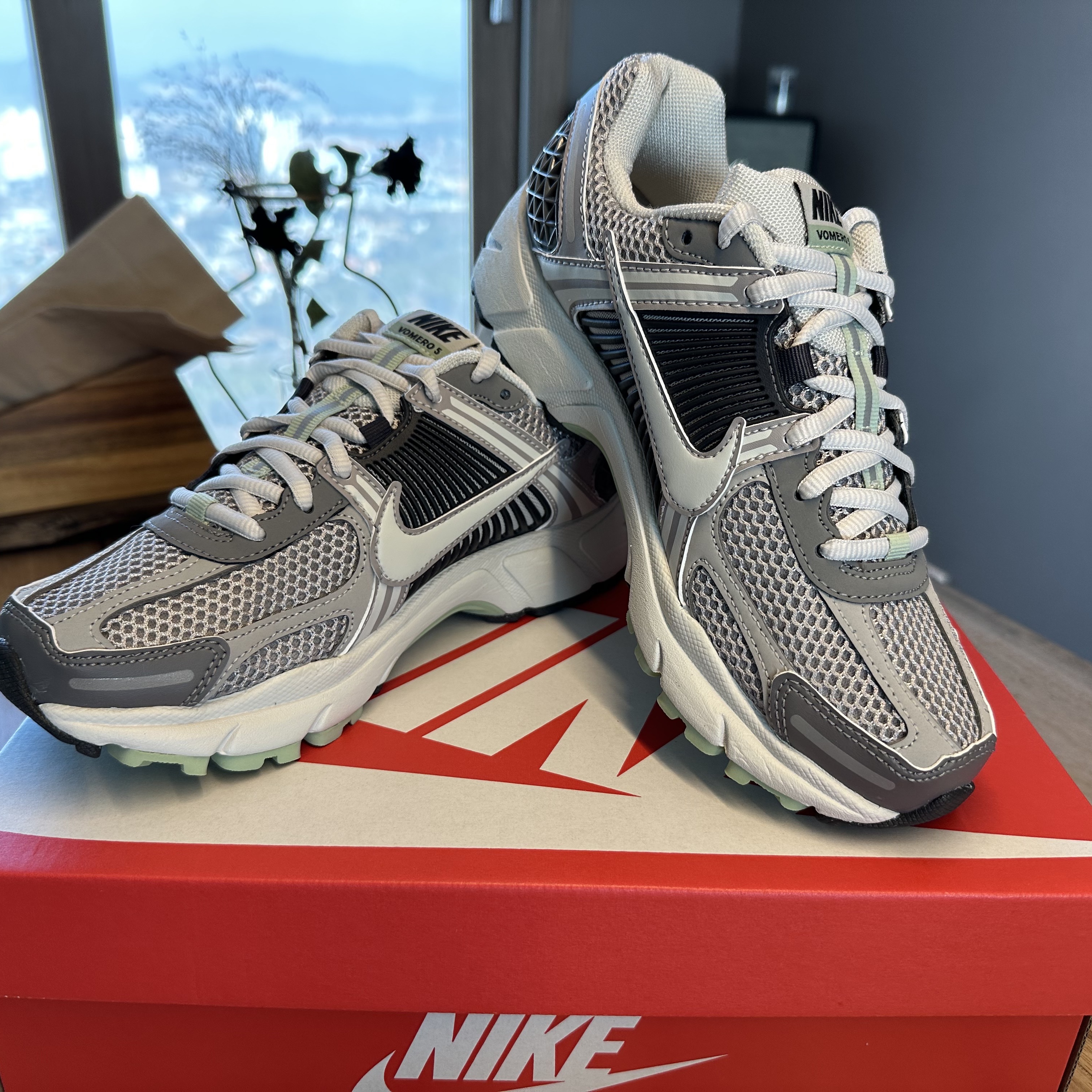 (W) Nike Zoom Vomero 5 Cobblestone and Flat Pewter 착용 스타일 - 1