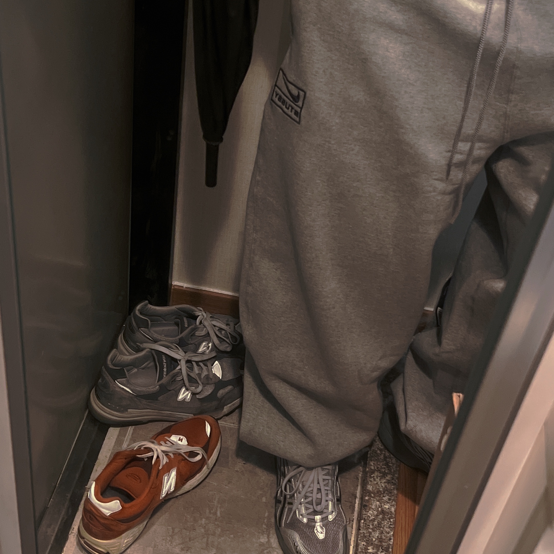 Nike x Stussy NRG Fleece Pants Dark Grey Heather (DO9340-063), New Balance 2002R Rust Oxide 착용 스타일