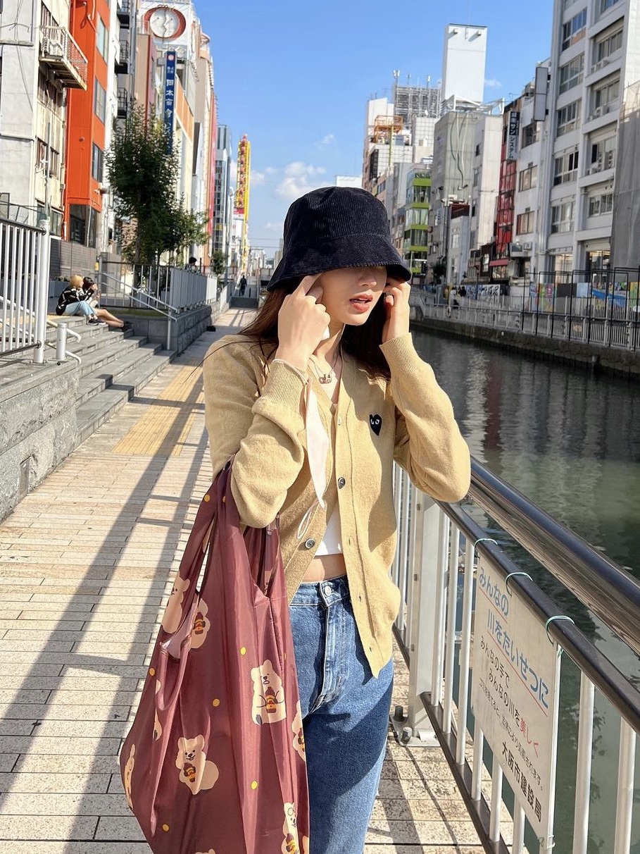 Play Comme des Garcons Black Heart Knit Cardigan Beige 착용 스타일