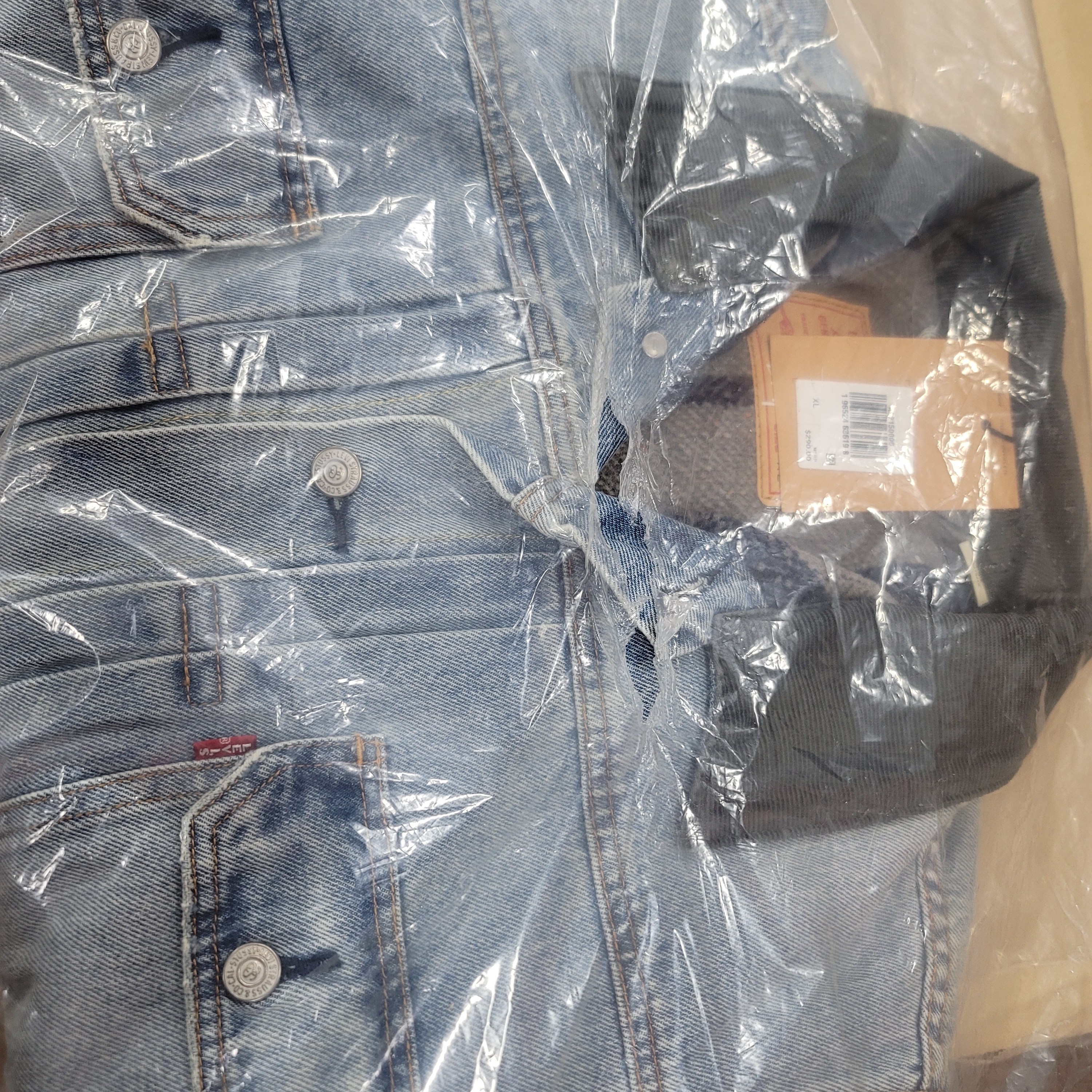Stussy x Levi's Embossed Trucker Jacket Indigo 착용 스타일 - 1