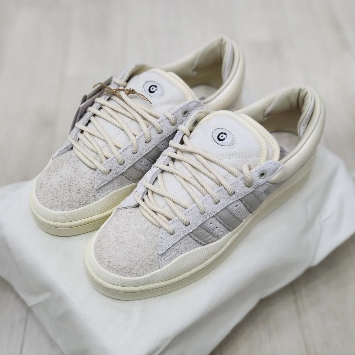 Adidas x Bad Bunny Campus Light Cloud White 착용 스타일 - 2