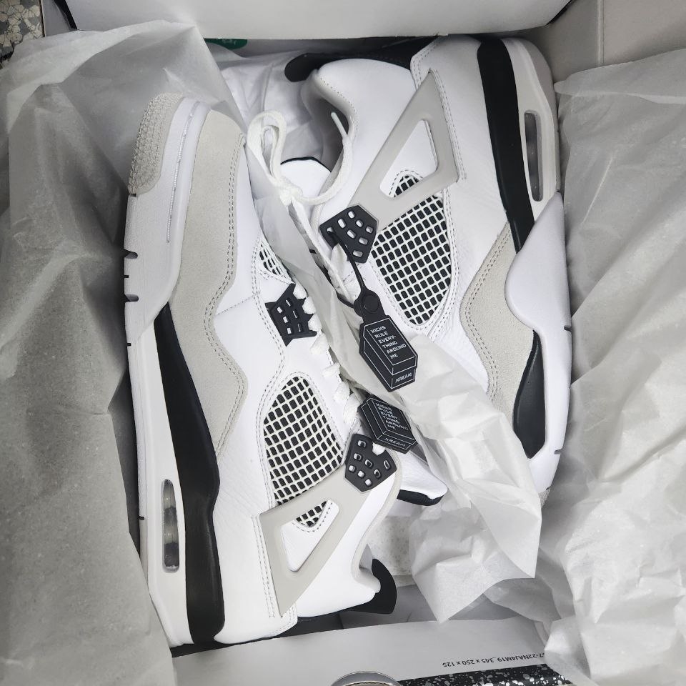 Jordan 4 Retro White and Black 착용 스타일