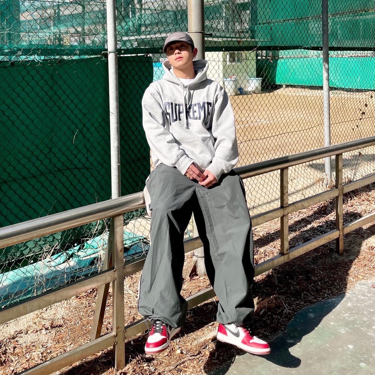 Jordan 1 Retro High OG Chicago 2022, Supreme Rhinestone Shadow Hooded Sweatshirt Heather Grey - 22FW 착용 스타일 - 1