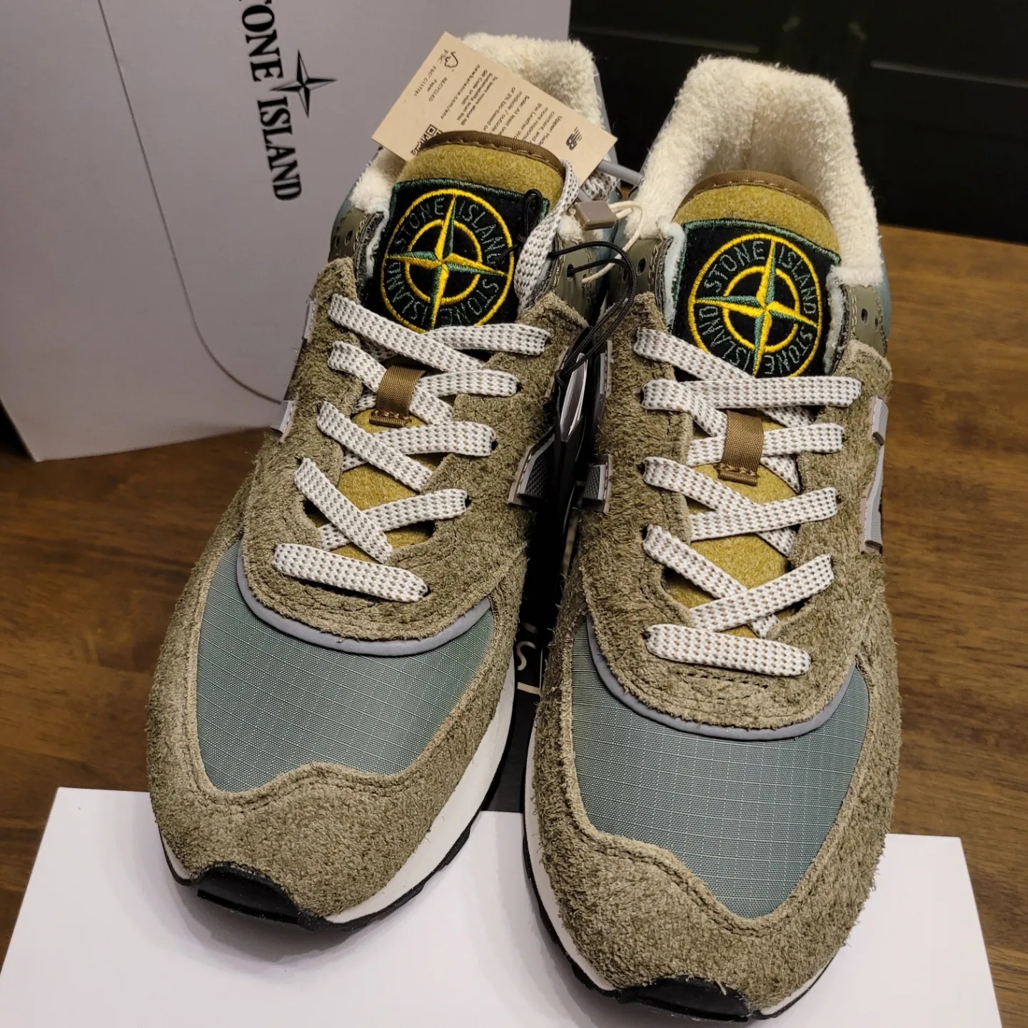 New Balance x Stone Island 574 Legacy Green 착용 스타일 - 1