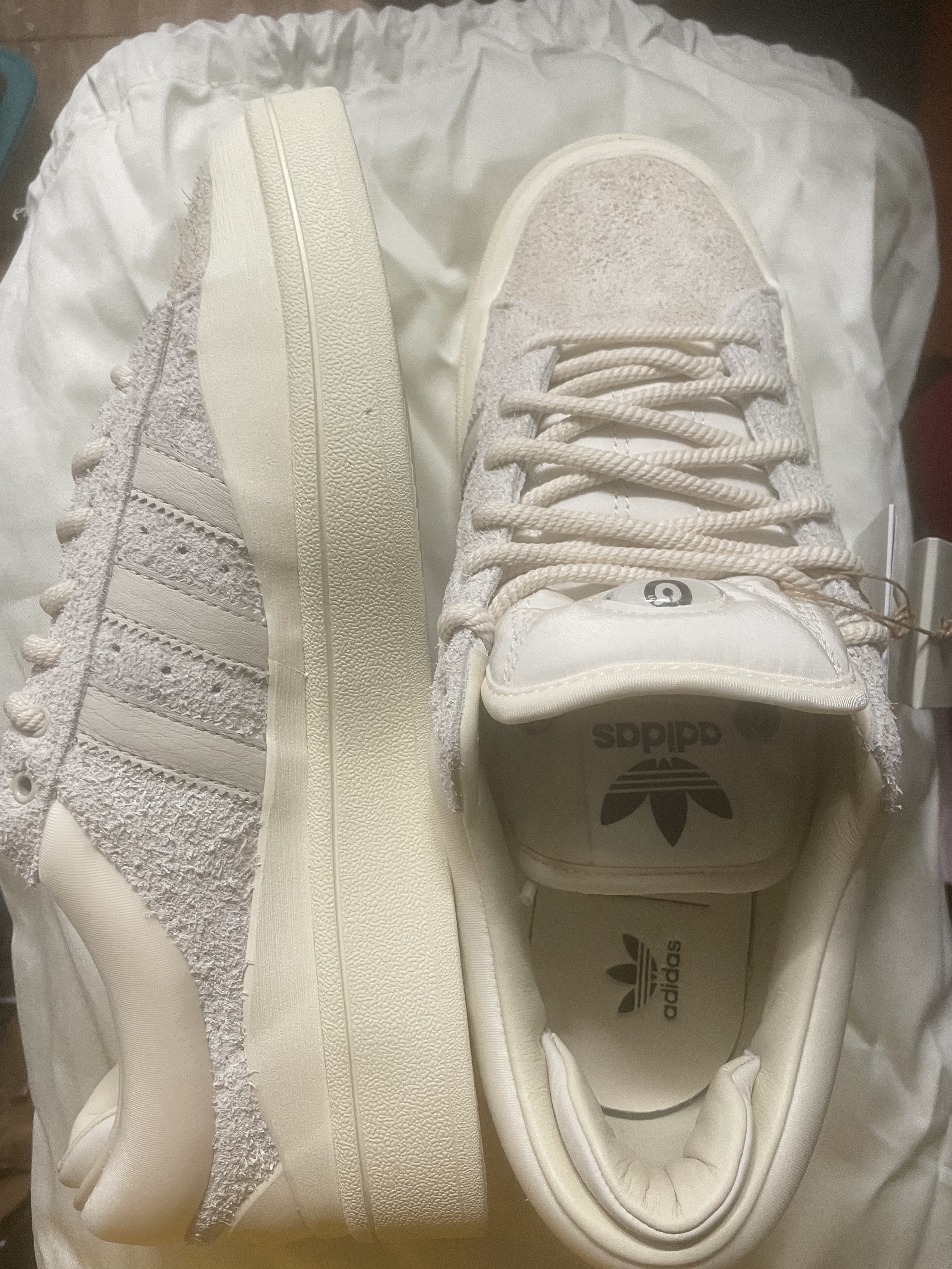 Adidas x Bad Bunny Campus Light Cloud White 착용 스타일 - 3