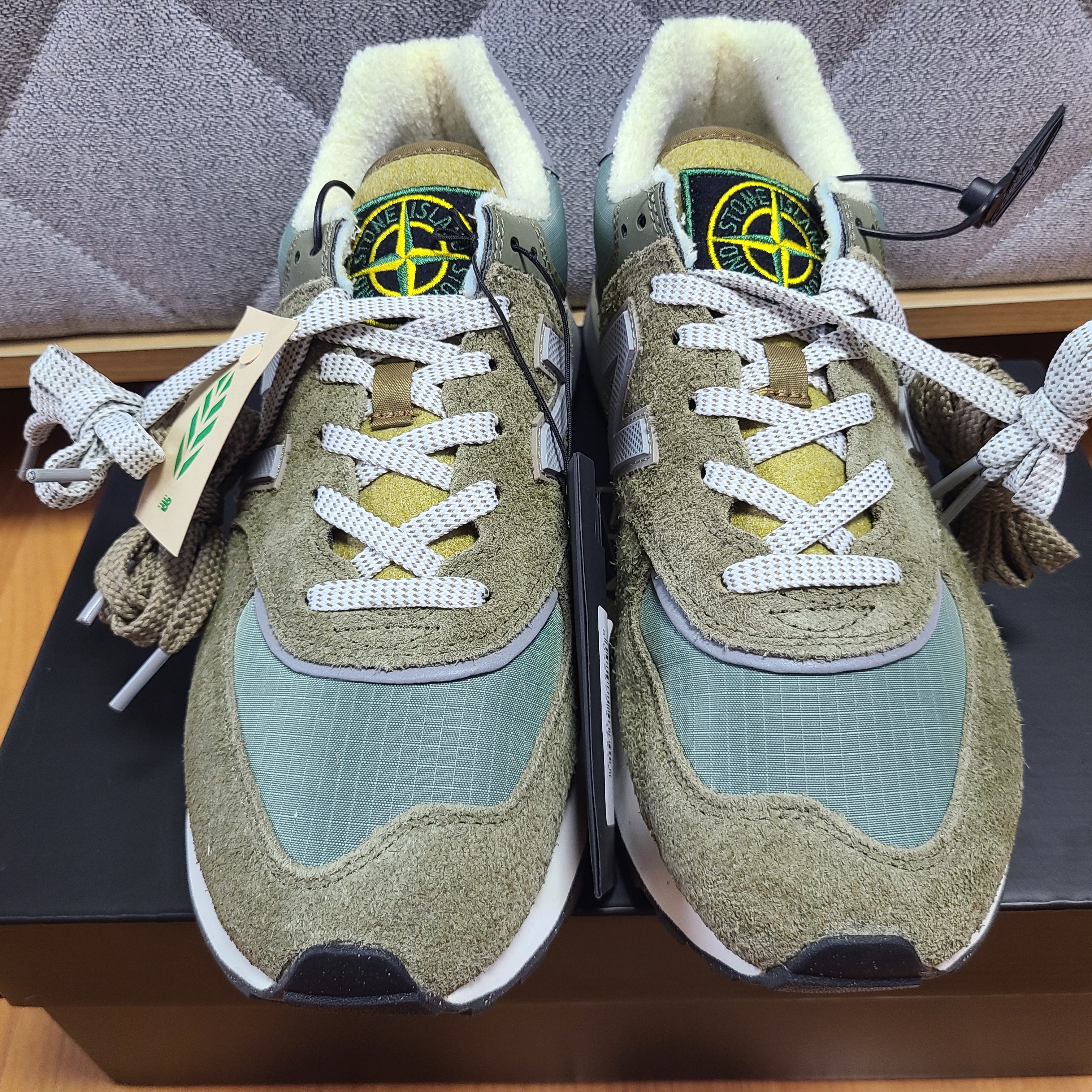 New Balance x Stone Island 574 Legacy Green 착용 스타일 - 1