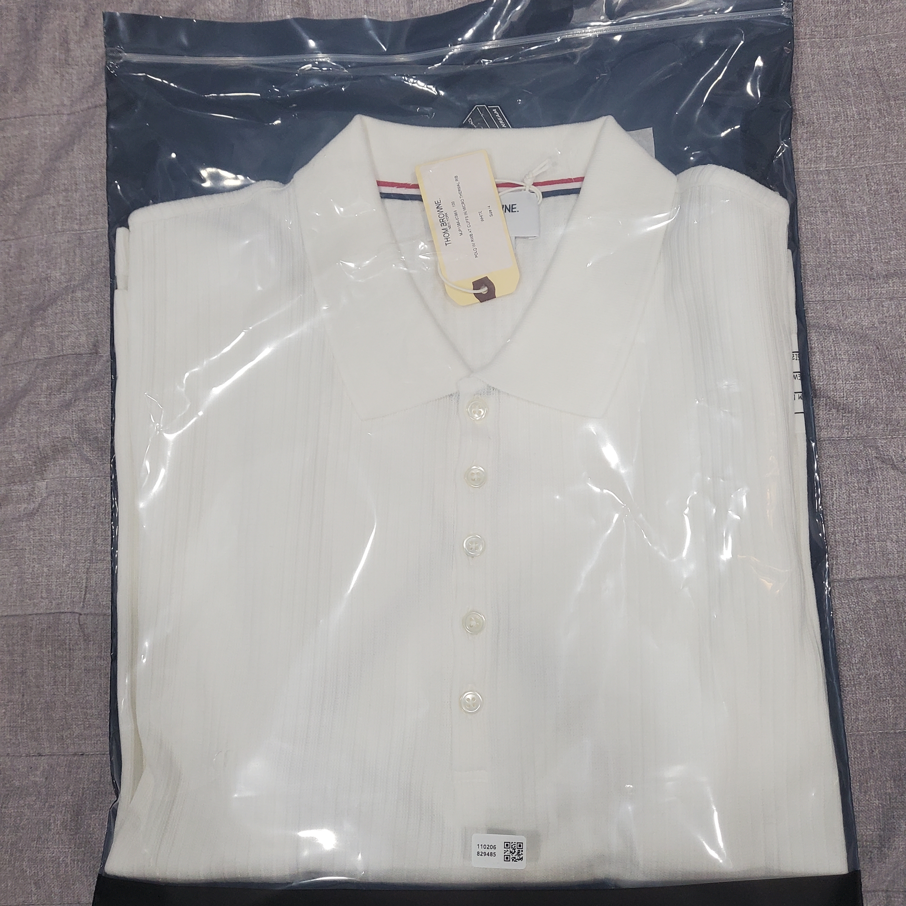 Thom Browne Micro Thermal Rib Stripe Cuff Polo White 착용 스타일 - 1