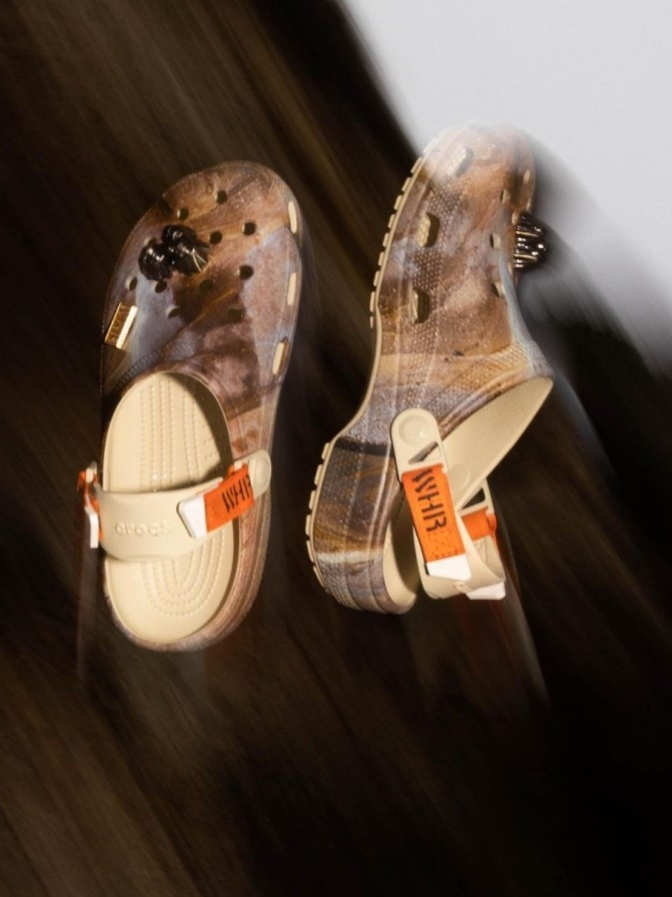 Crocs x WHR Classic Clog Walnut 착용 스타일 - 4