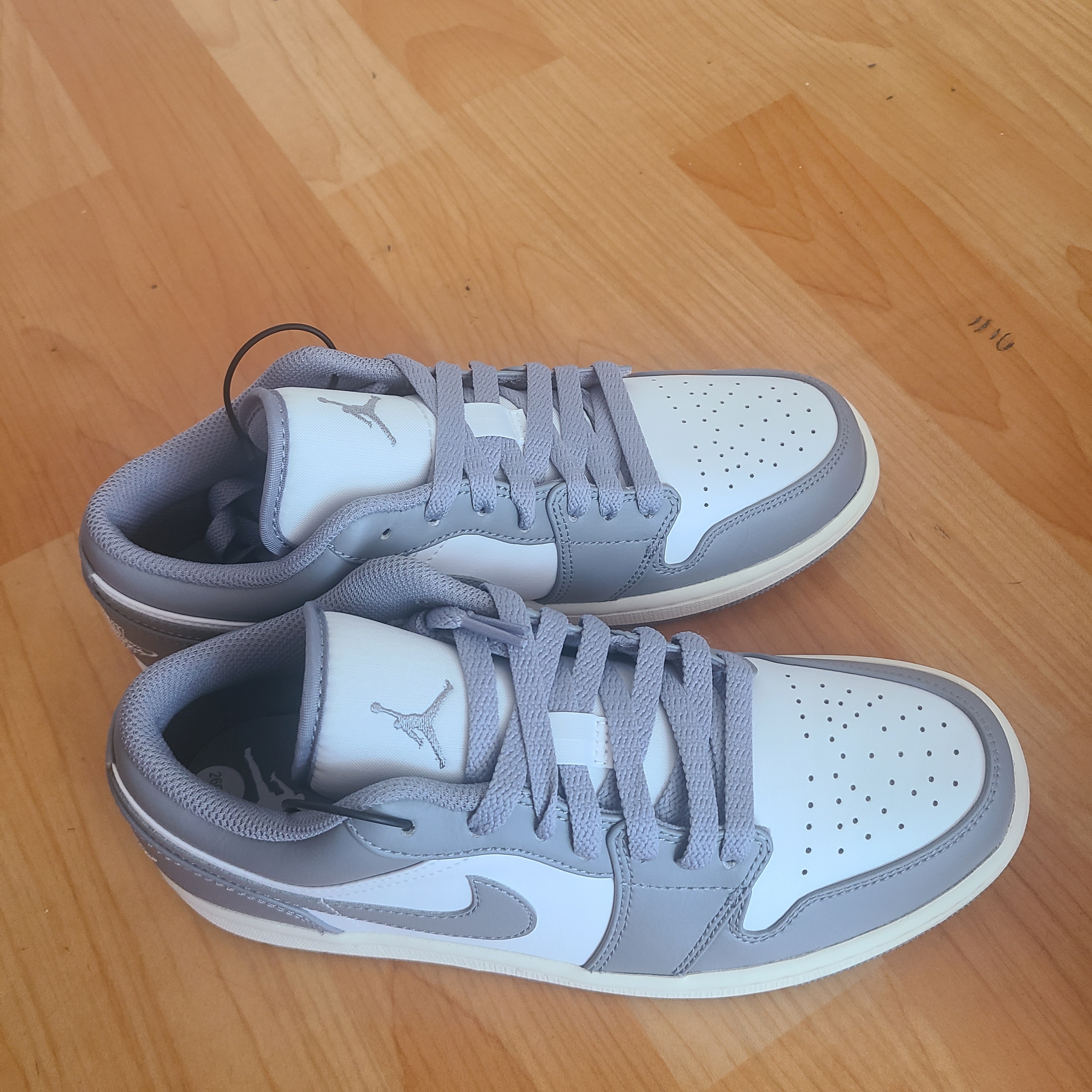 Jordan 1 Low Stealth and White 착용 스타일