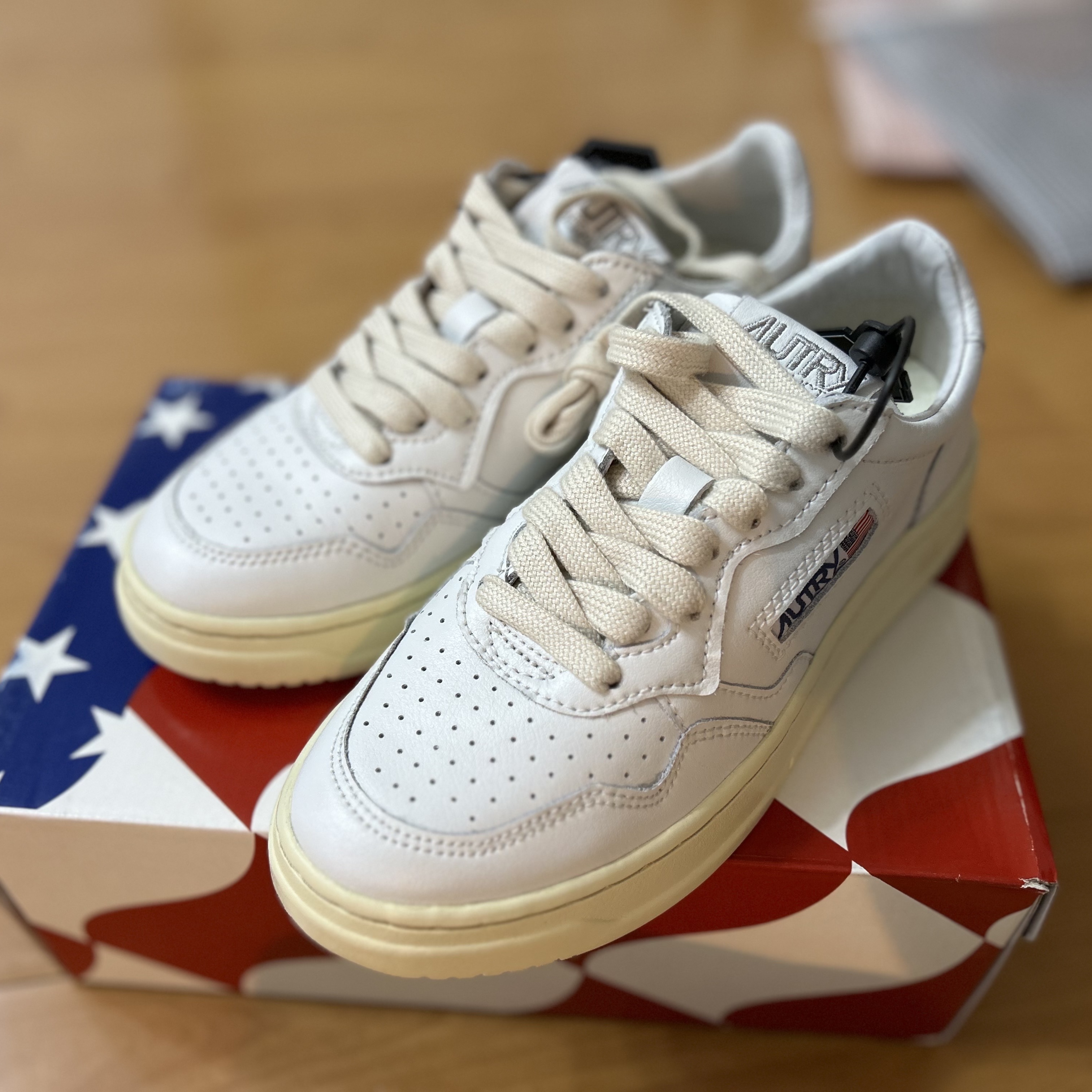 (W) Autry Medalist Low Leather Sneakers White 착용 스타일 - 3