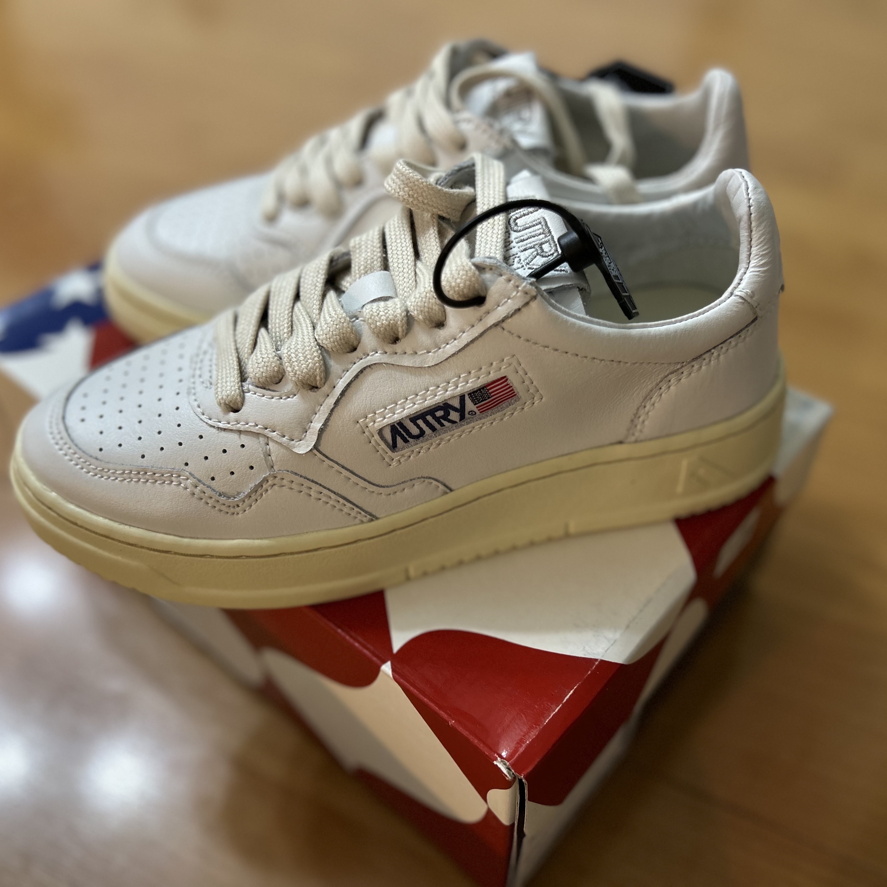 (W) Autry Medalist Low Leather Sneakers White 착용 스타일 - 2