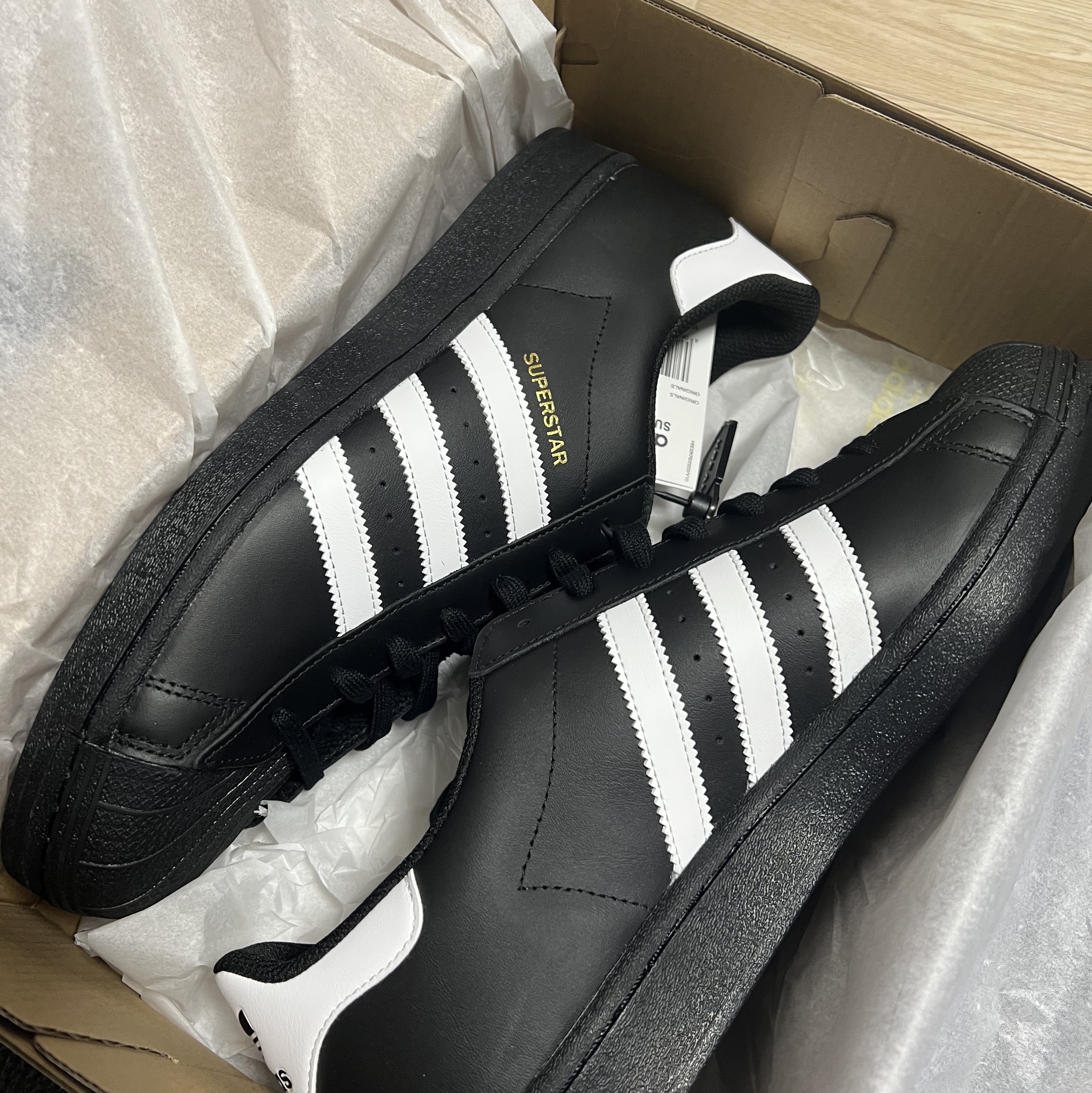 Adidas Superstar Core Black White 착용 스타일 - 1