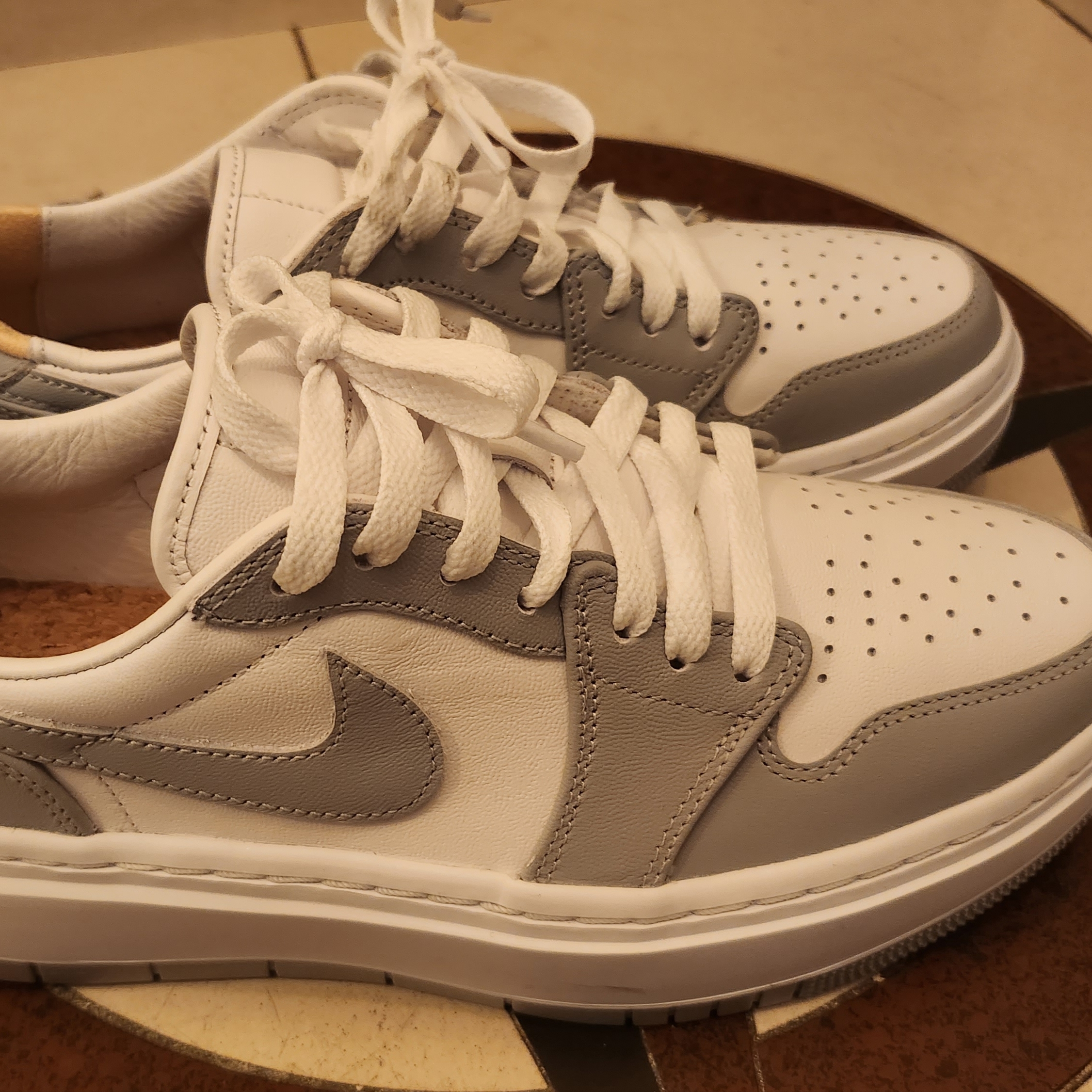 (W) Jordan 1 Elevate Low White and Wolf Grey 착용 스타일