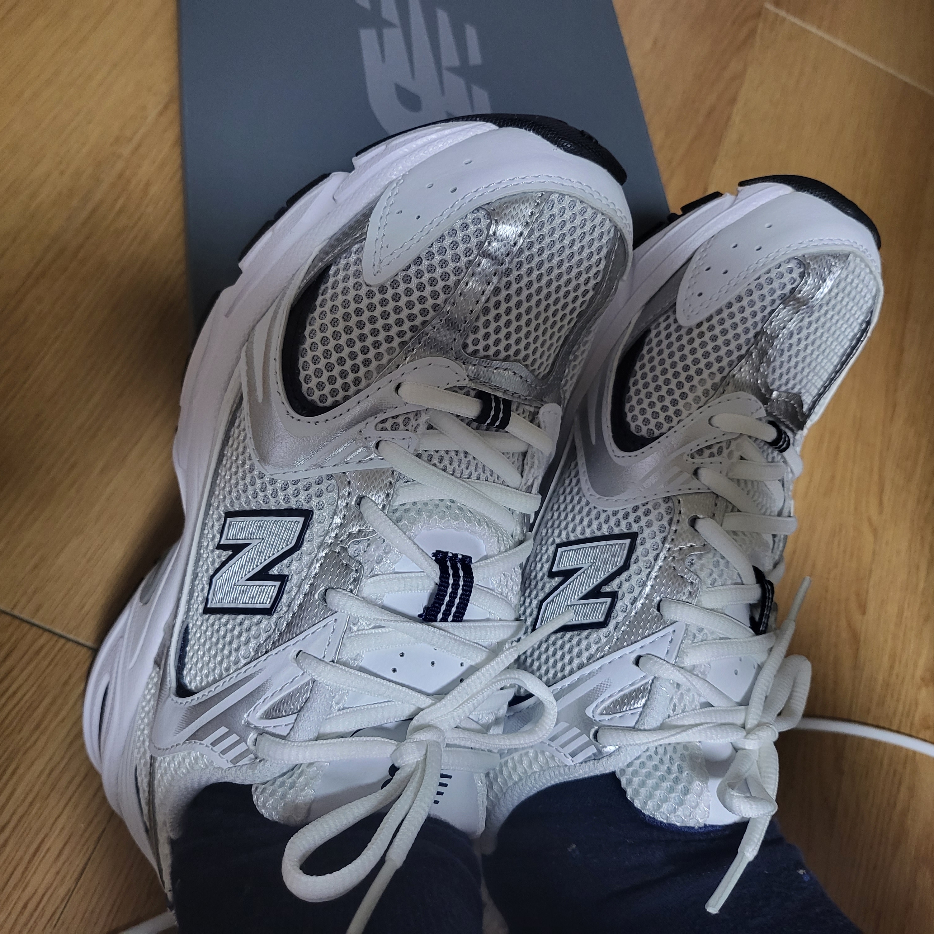 New Balance 530 White 착용 스타일