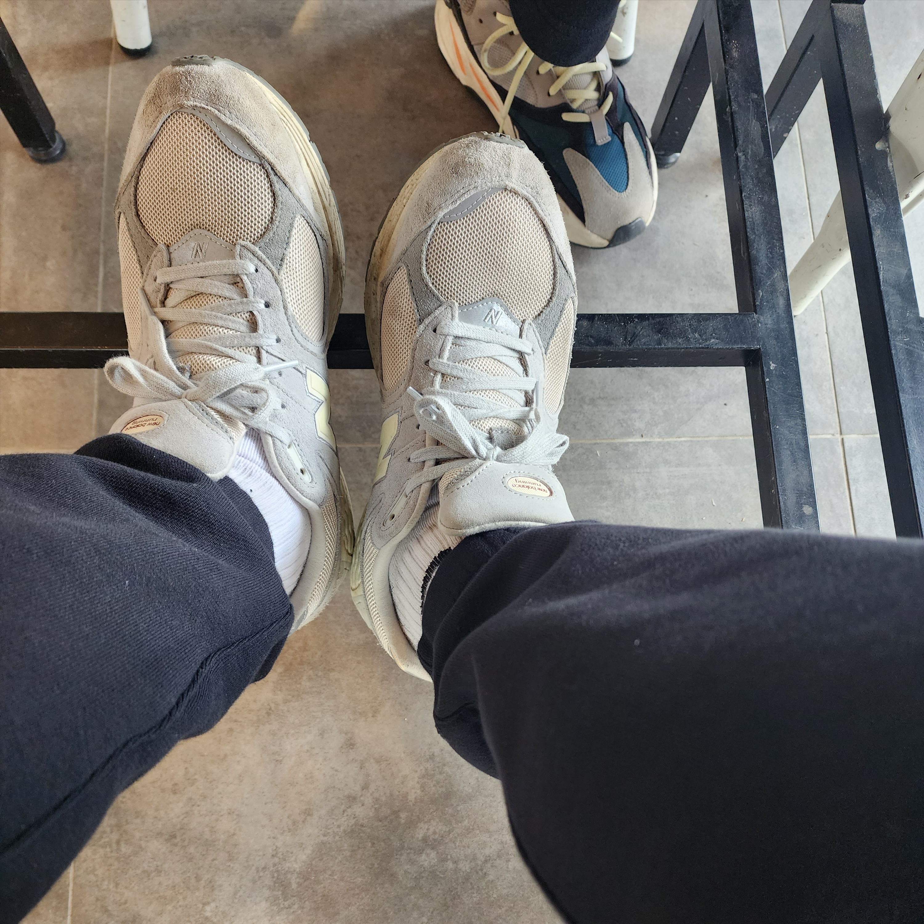 New Balance 2002R Concrete Calm Taupe 착용 스타일