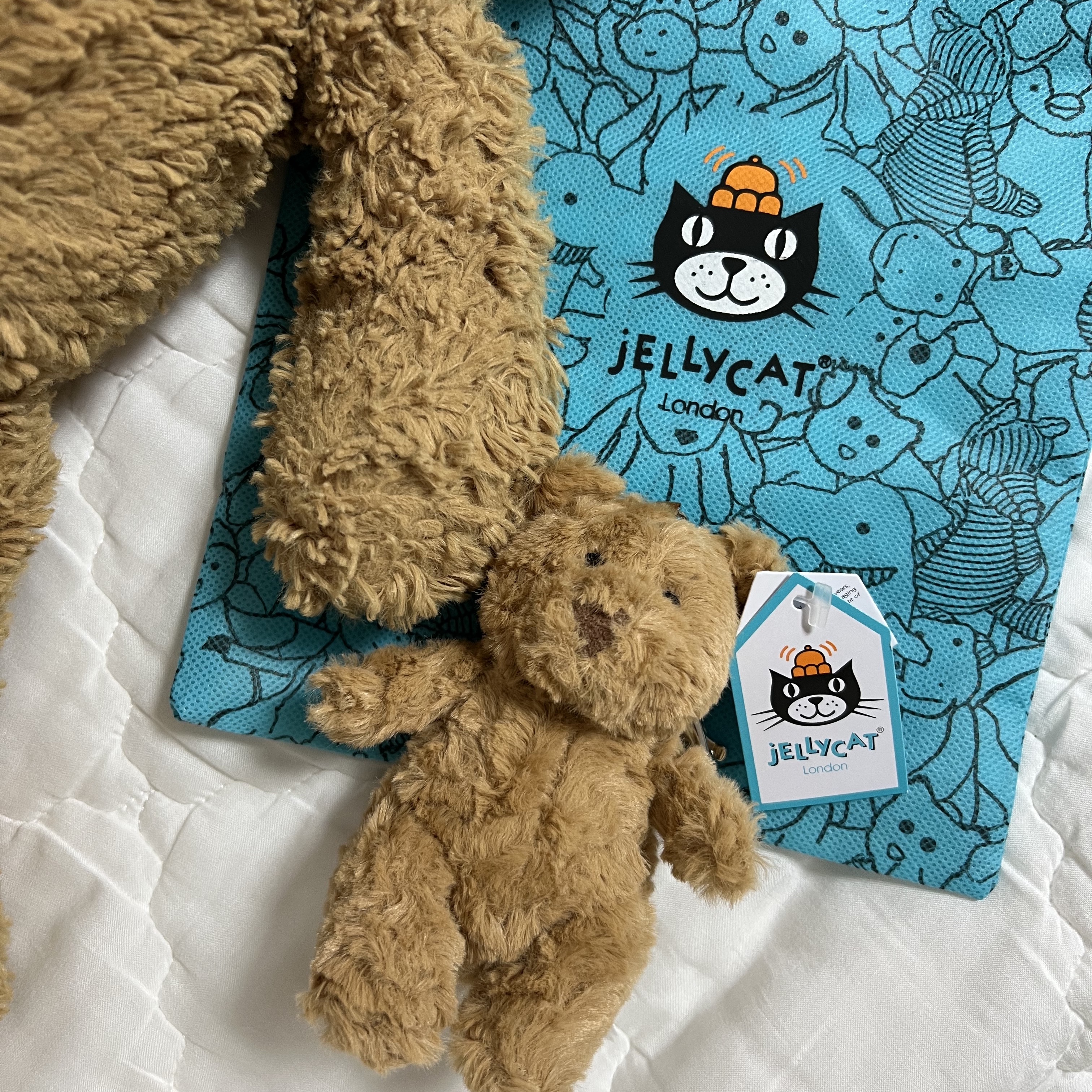 Jellycat Bartholomew Bear Bag Charm Brown 착용 스타일