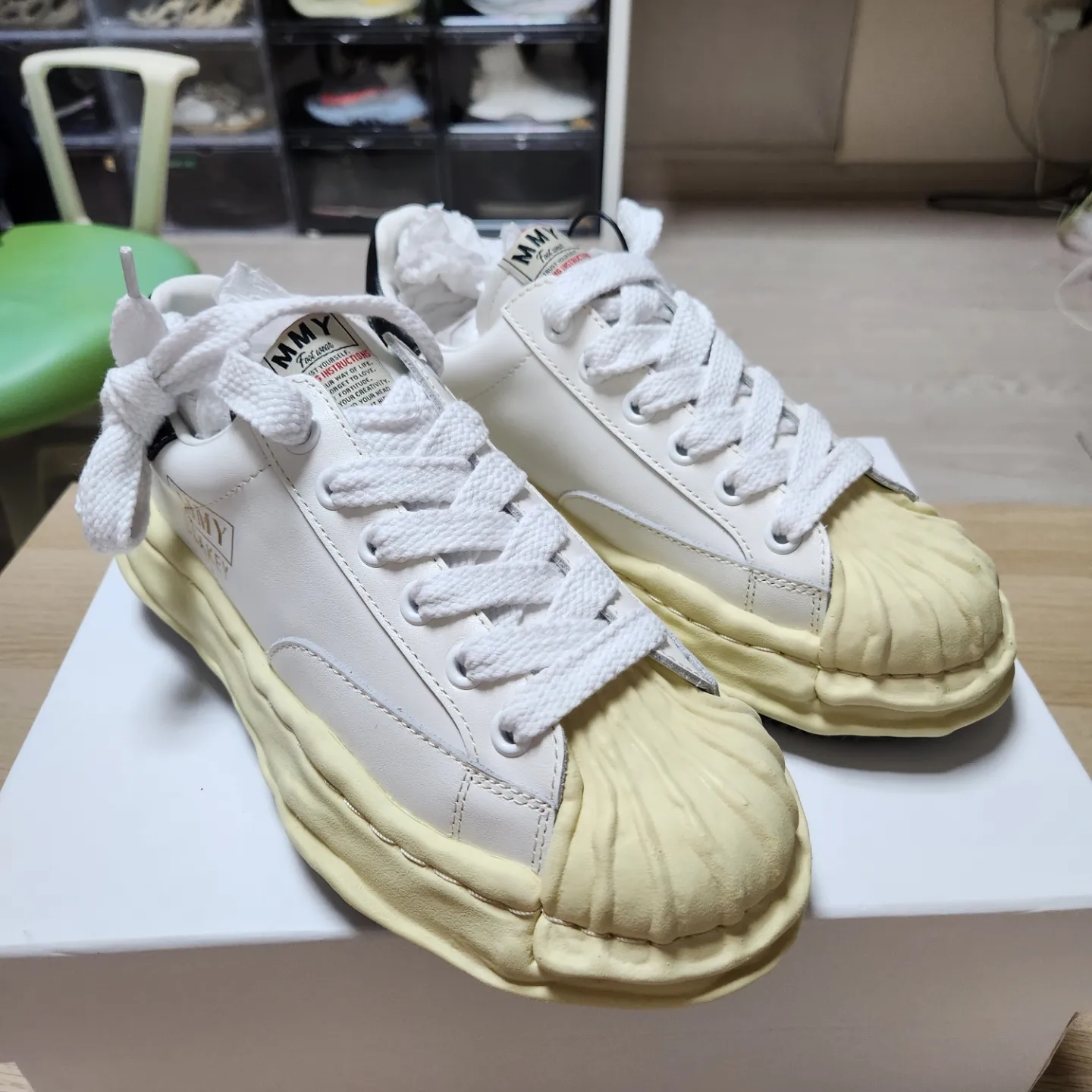 Maison Mihara Yasuhiro Blakey VL OG Sole Leather Low-top Sneakers White 착용 스타일 - 1