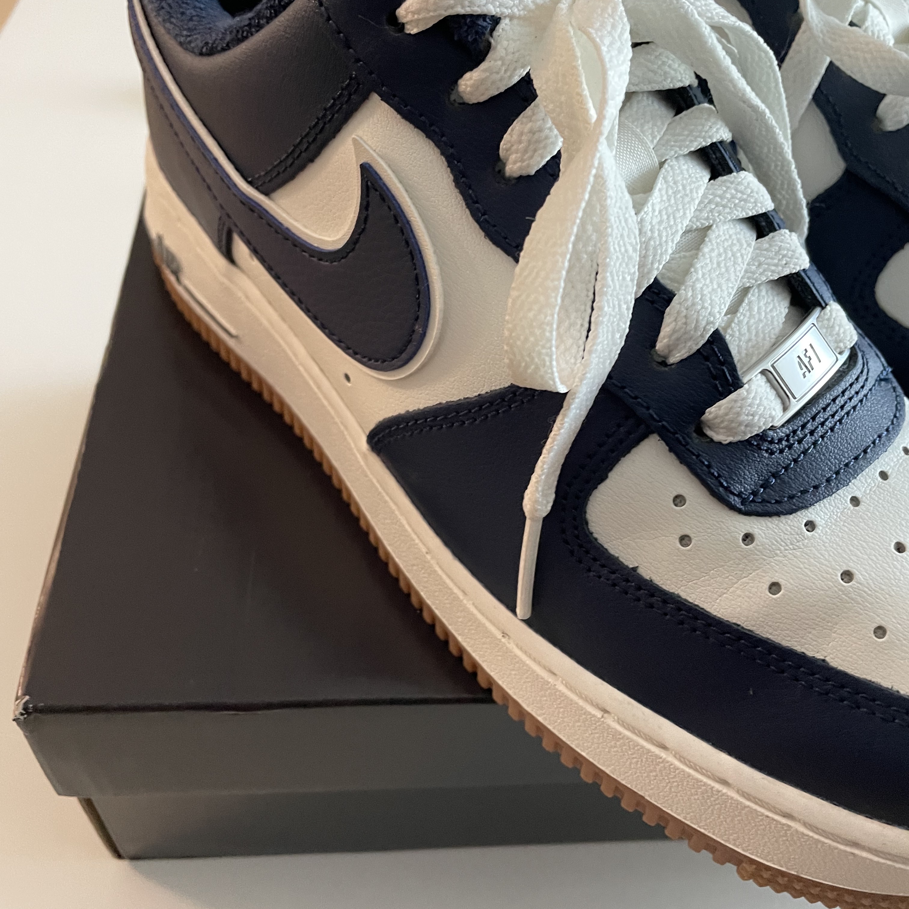 Nike Air Force 1 '07 LV8 Midnight Navy 착용 스타일